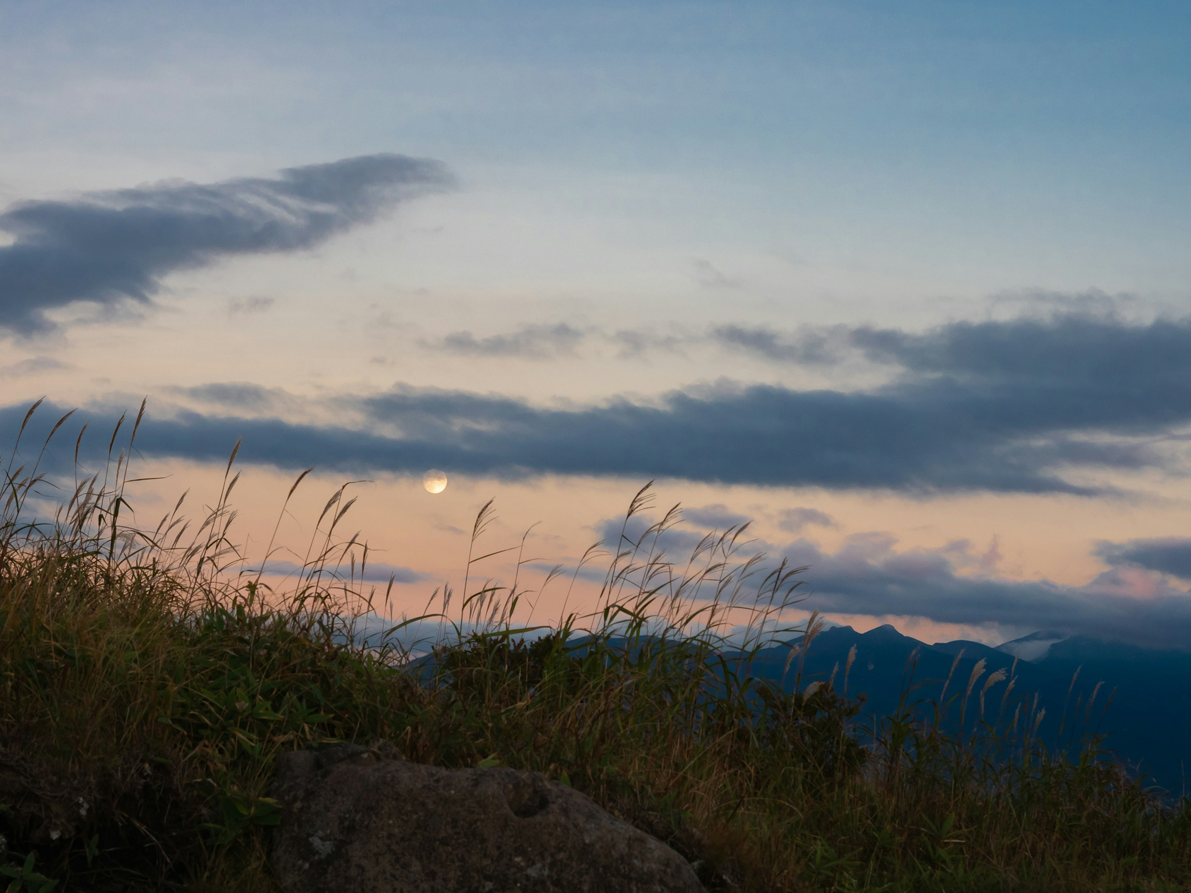 夕暮れ時の山の風景と雲のある空