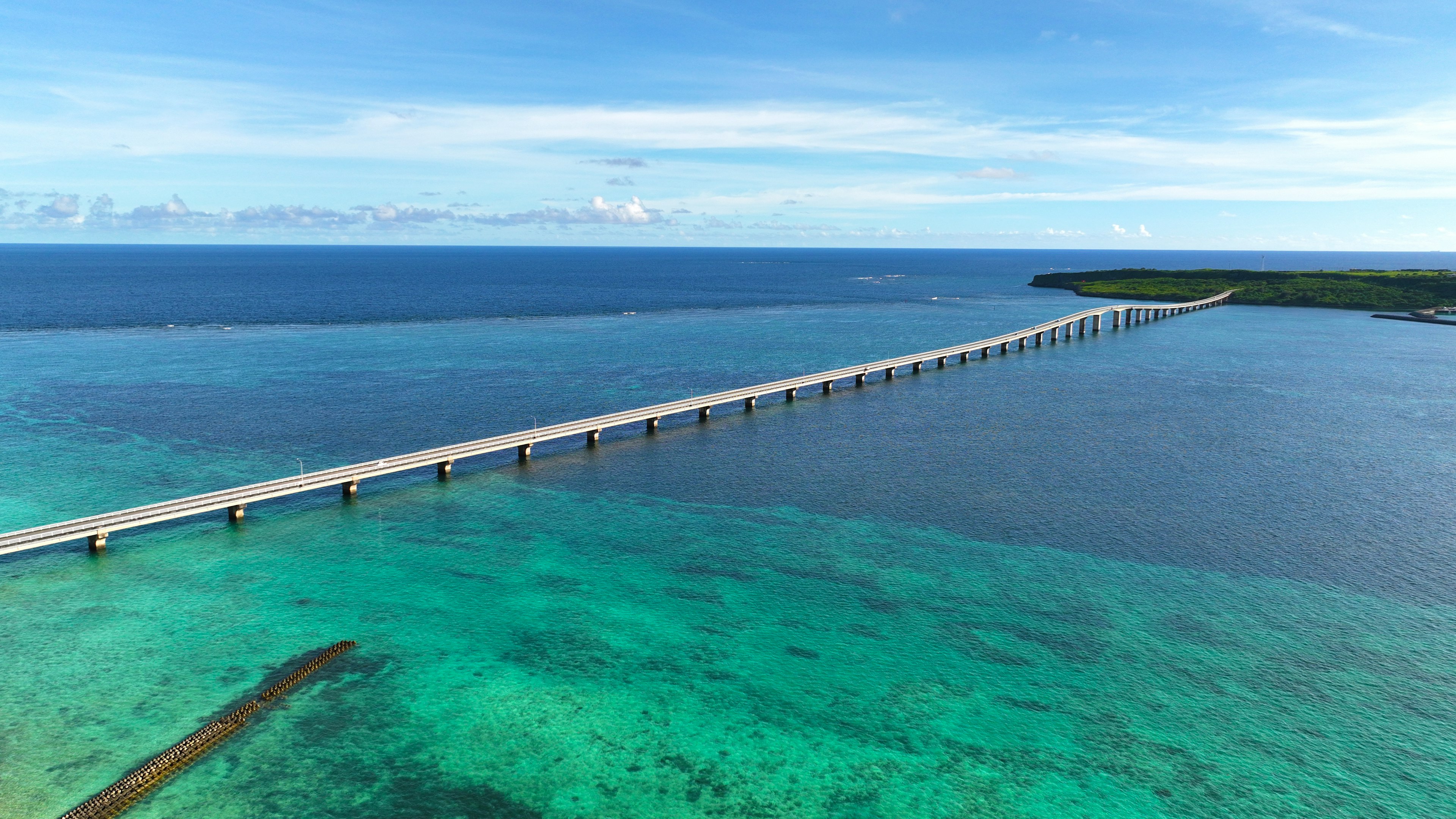 Vue aérienne d'un long pont sur des eaux turquoise