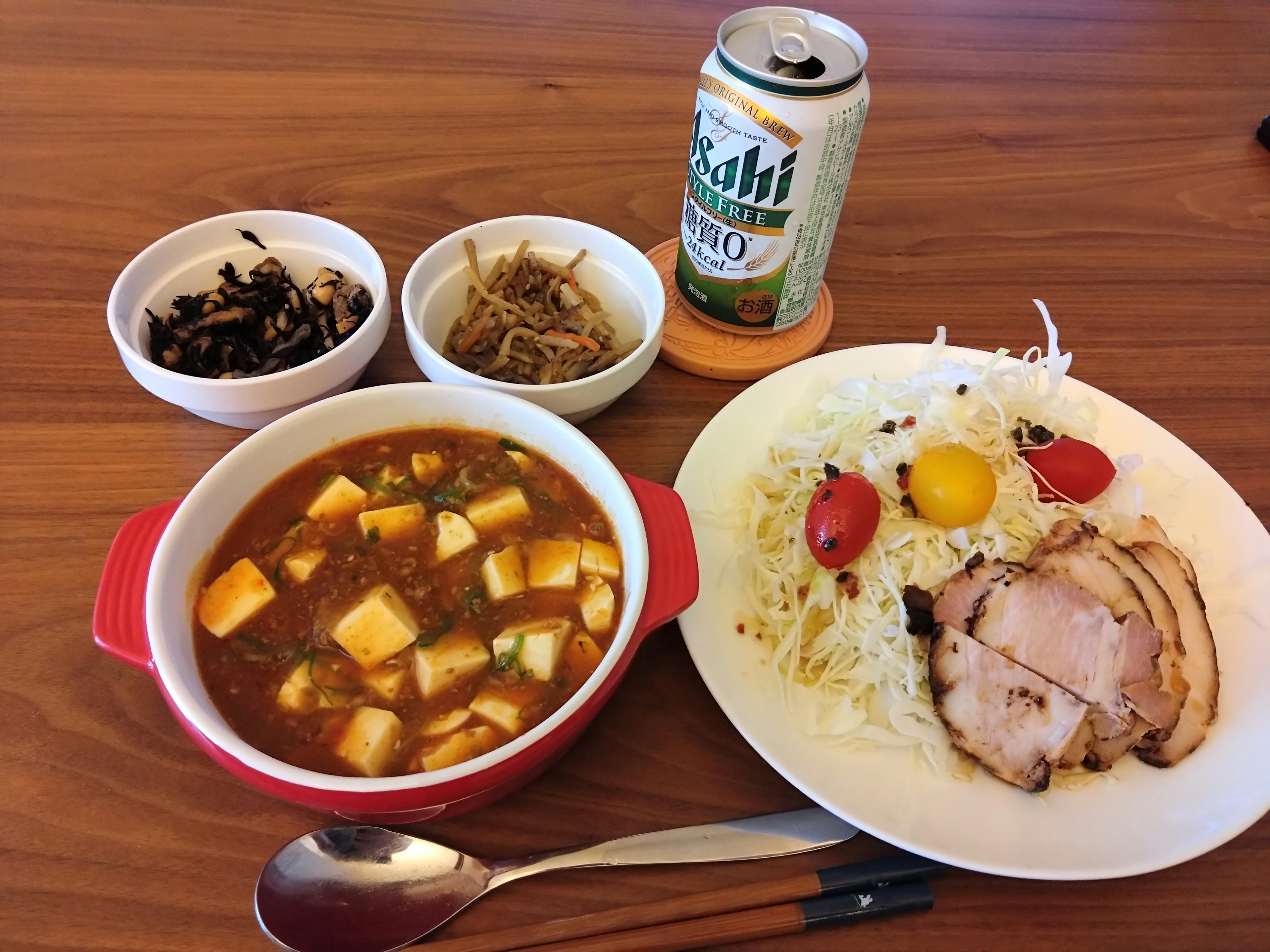 Mise en place avec un repas chinois coloré comprenant du riz et plusieurs plats d'accompagnement