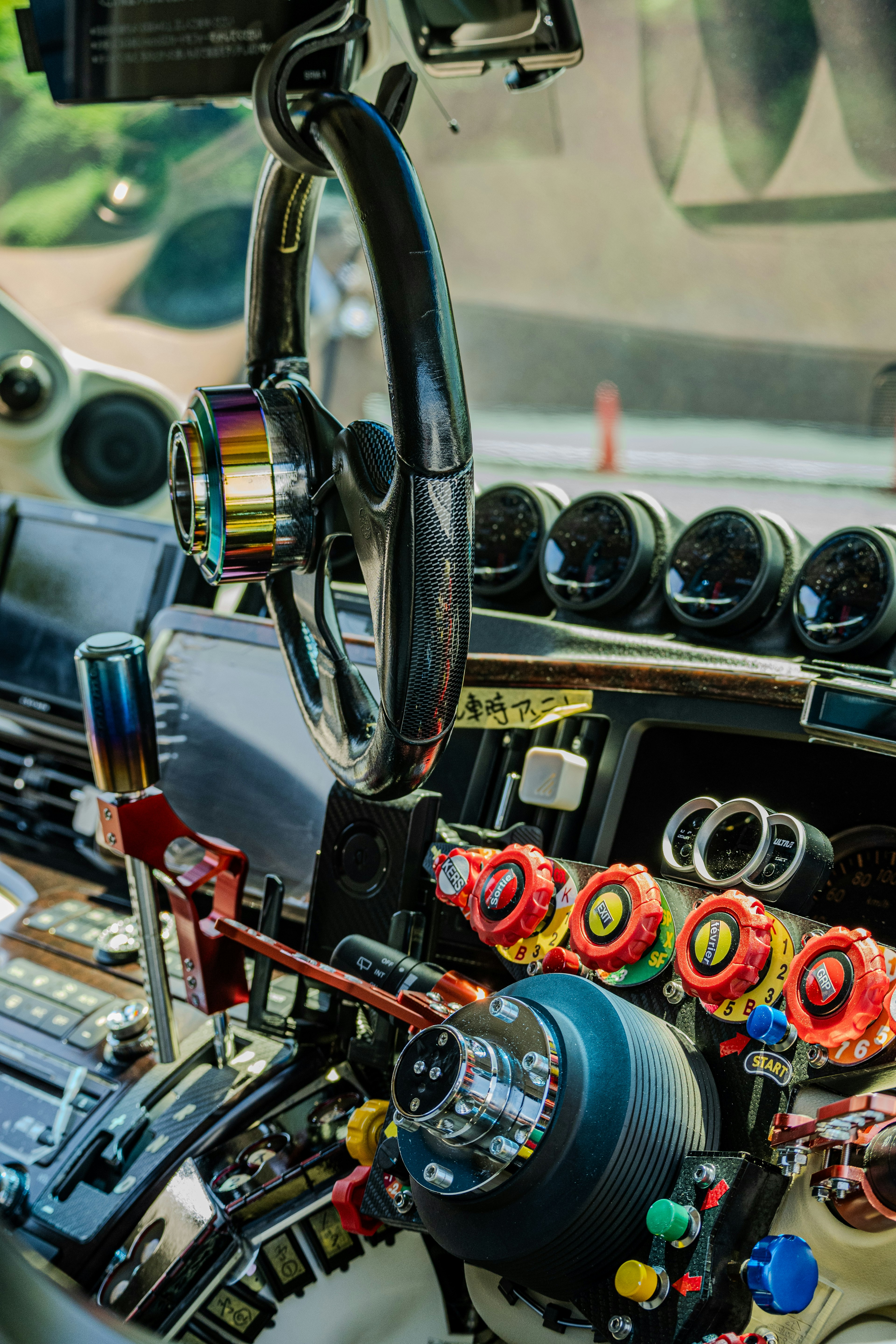 Primo piano di un cruscotto di auto con pulsanti e indicatori colorati