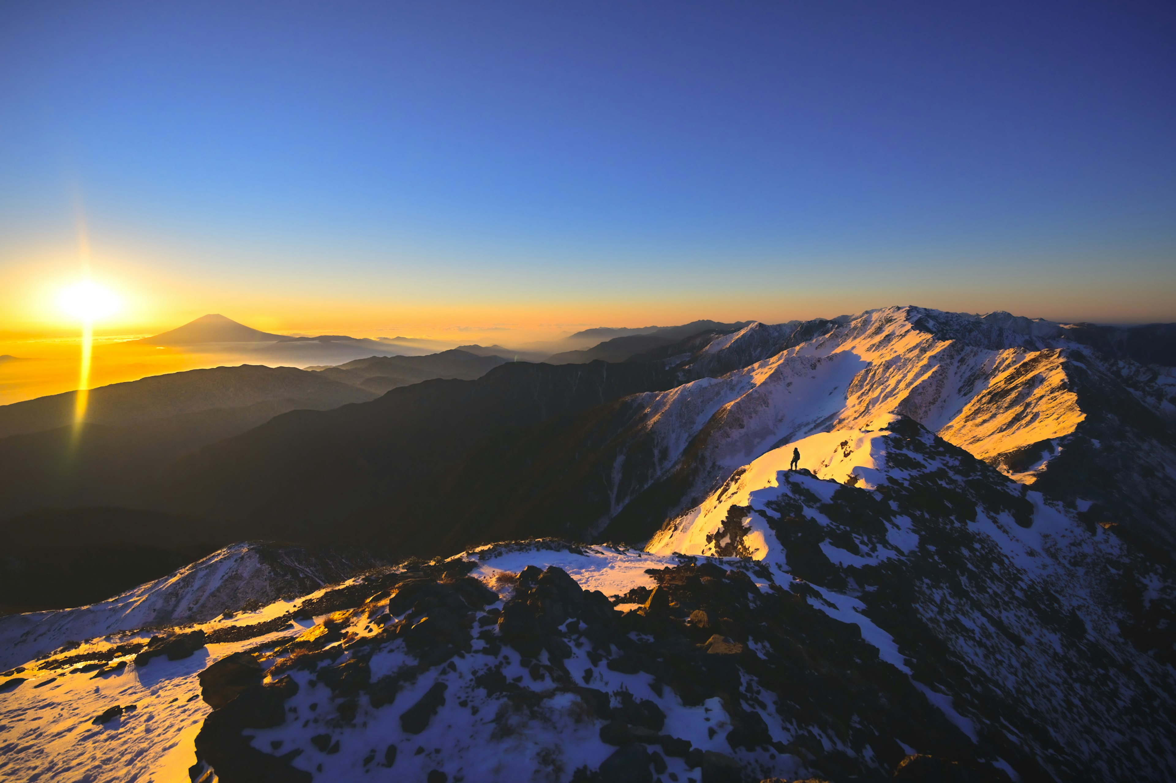 Montañas nevadas con un hermoso amanecer