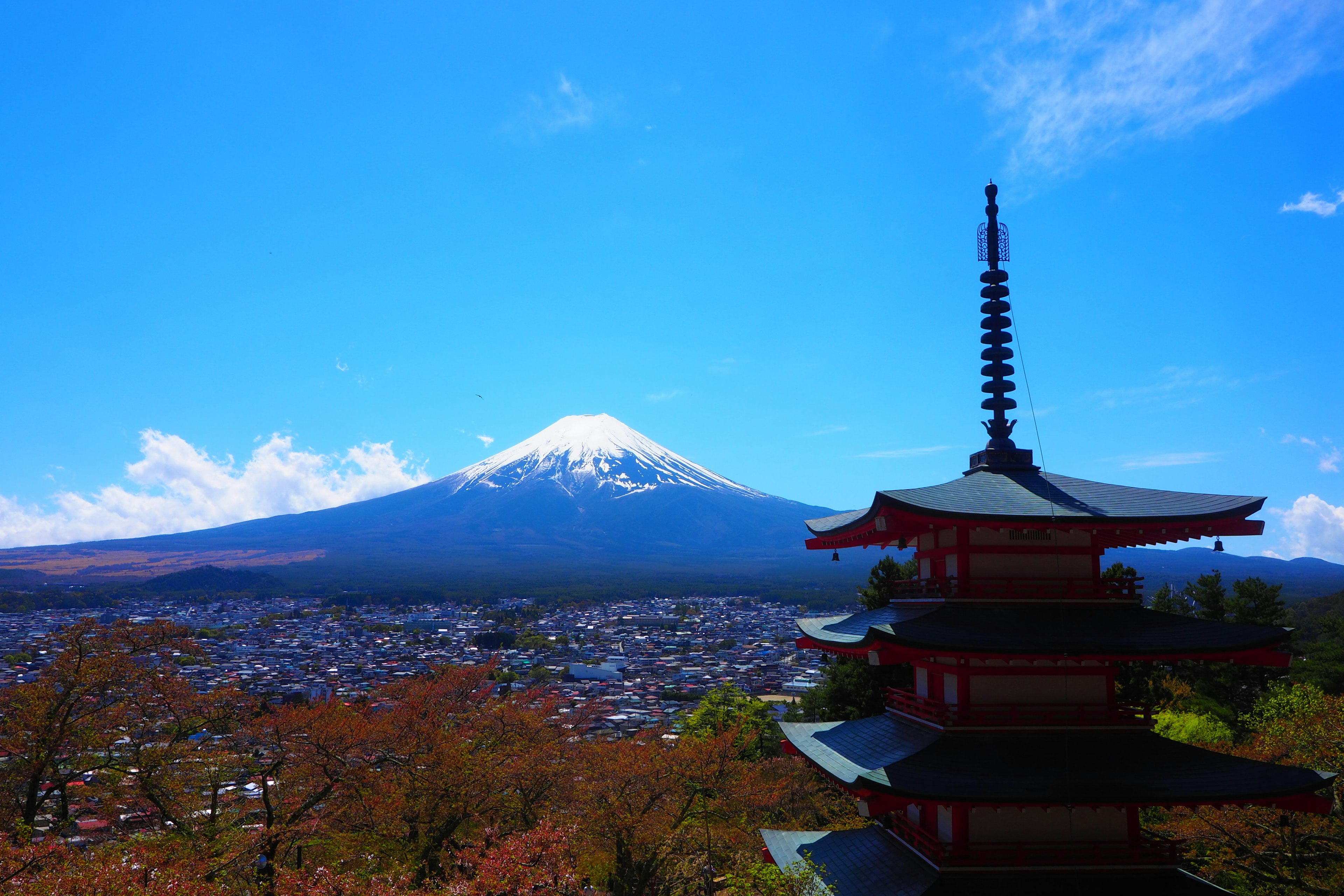 富士山和塔的風景，晴朗的藍天