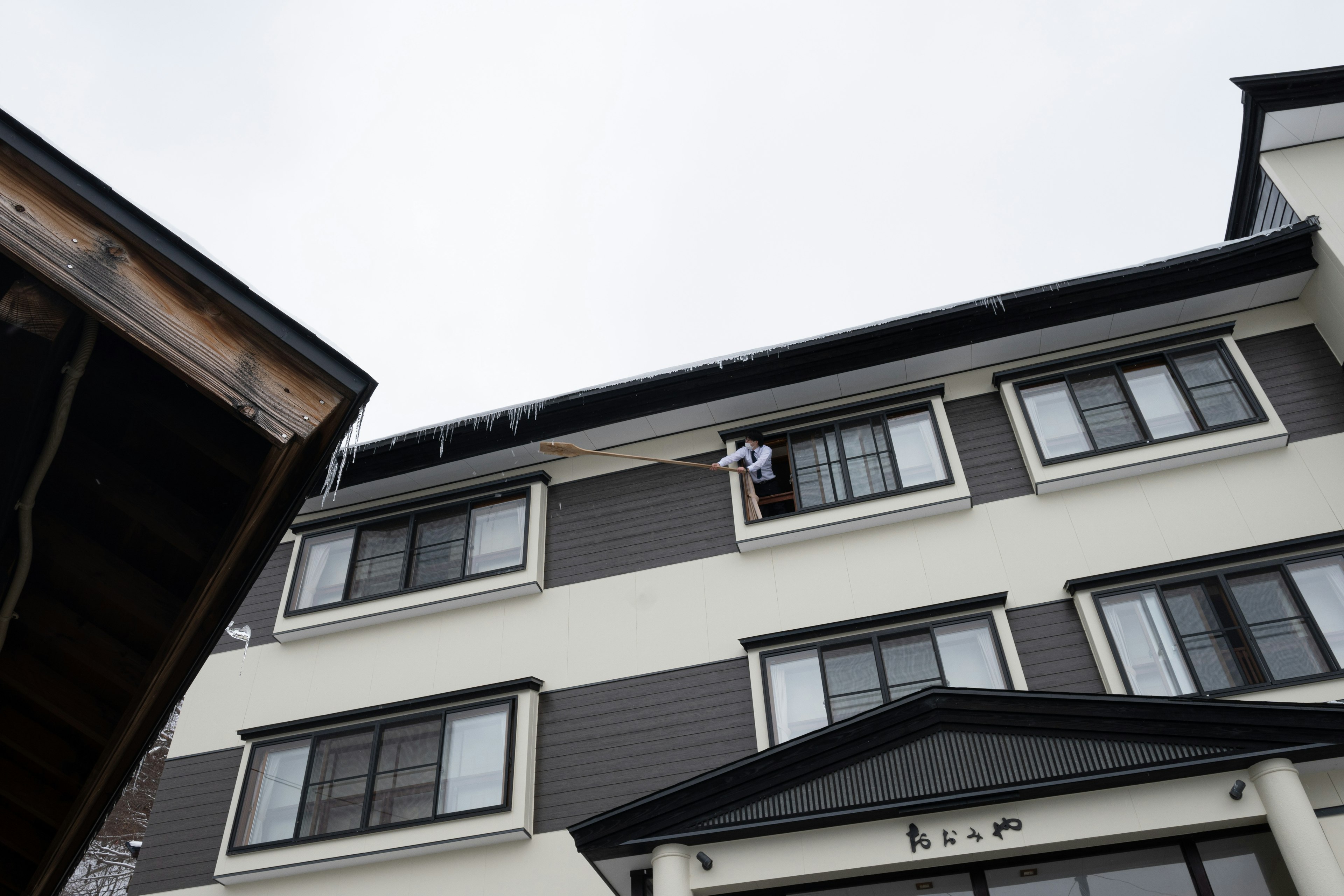 Exterior distintivo de un edificio blanco con diseños de ventanas únicos