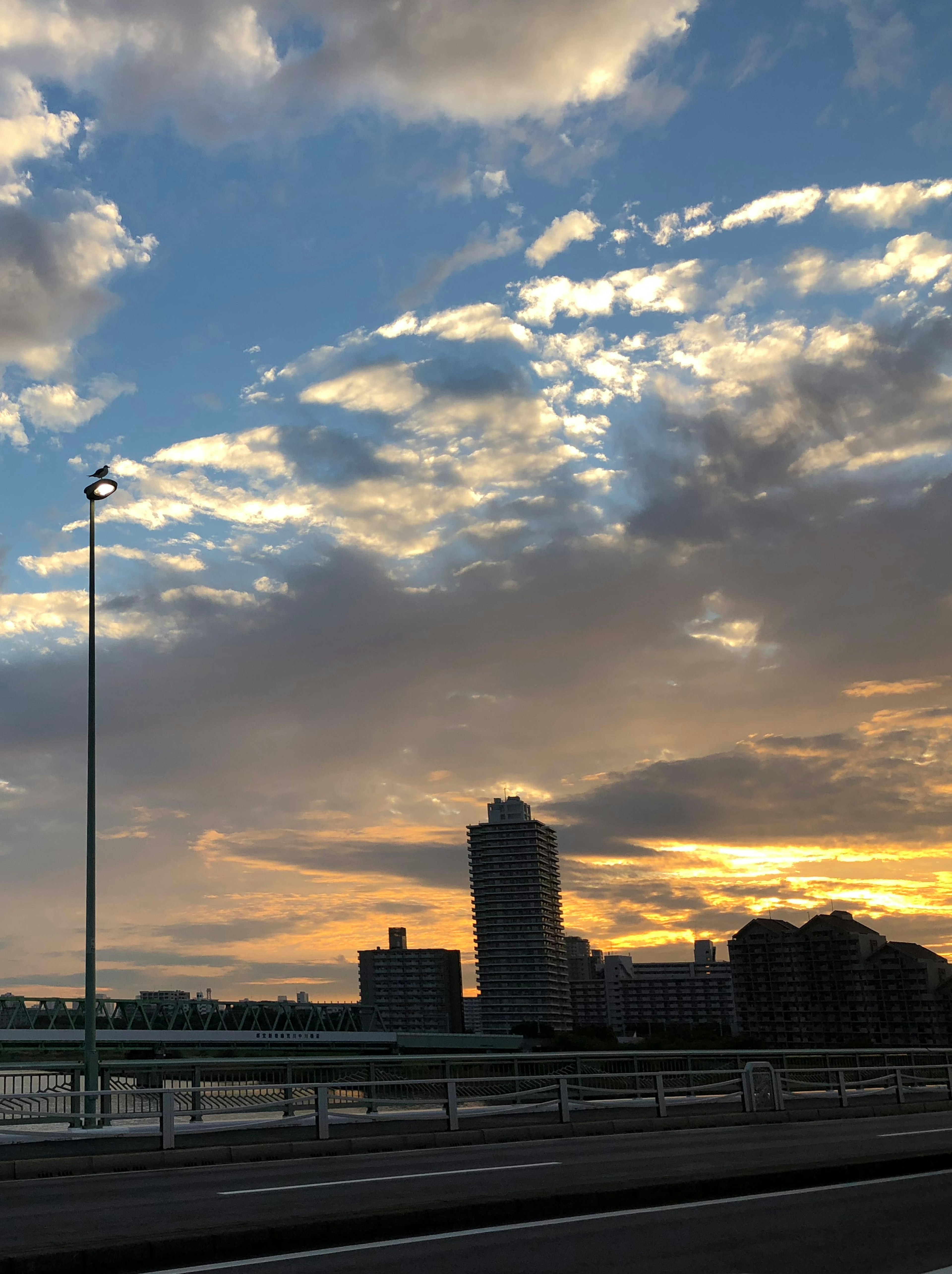 Silhouette della città al tramonto con nuvole colorate