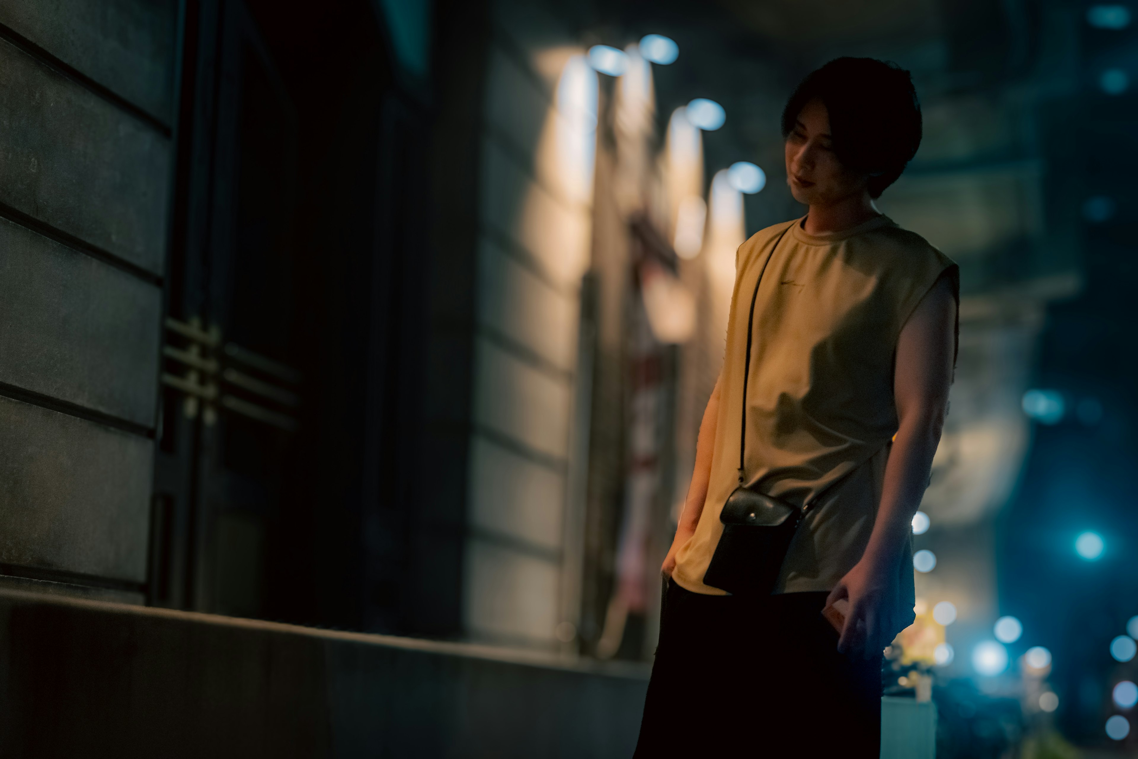 Portrait nocturne d'une femme sous des lampadaires