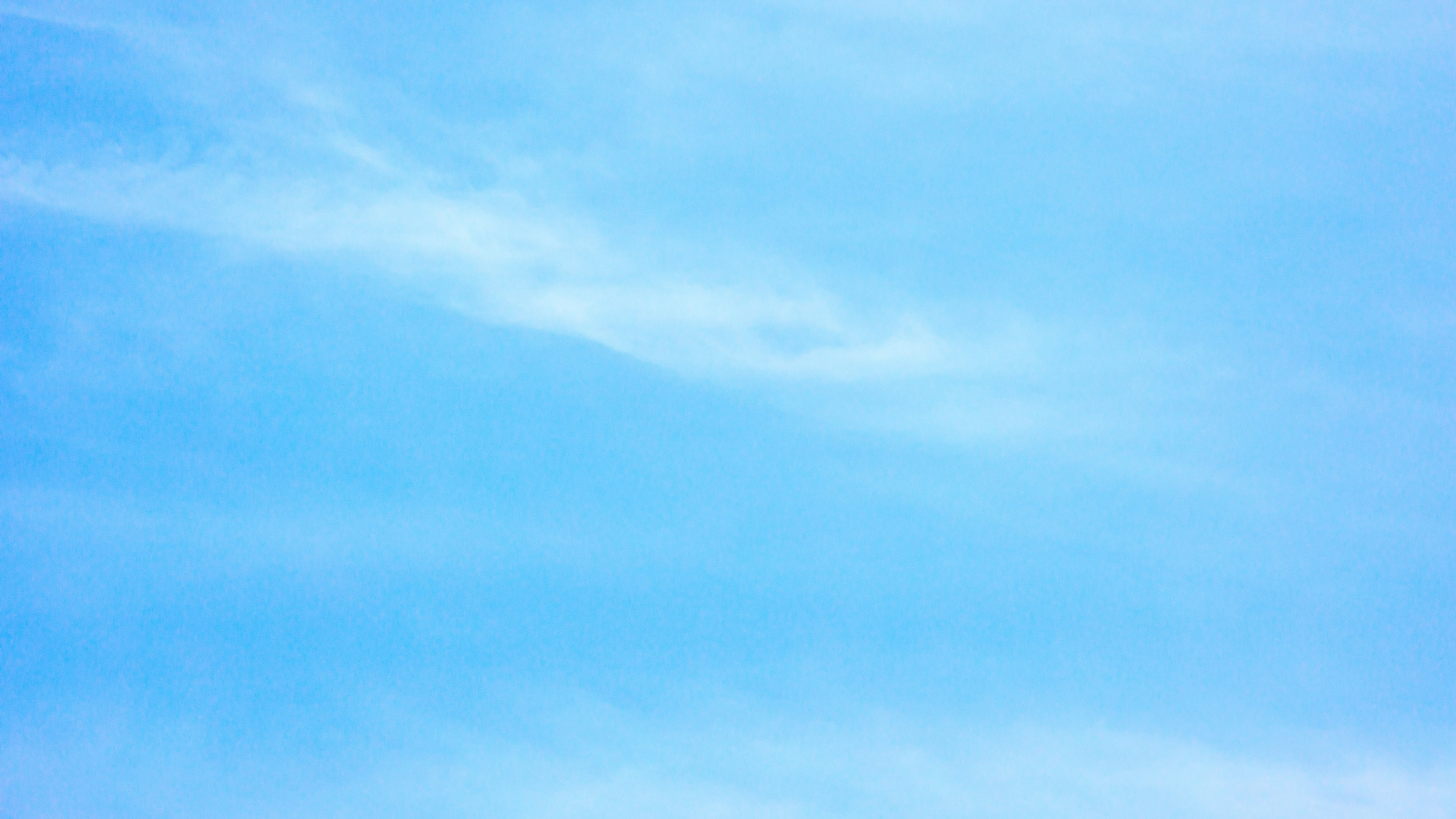 青い空に薄い雲が広がる光景