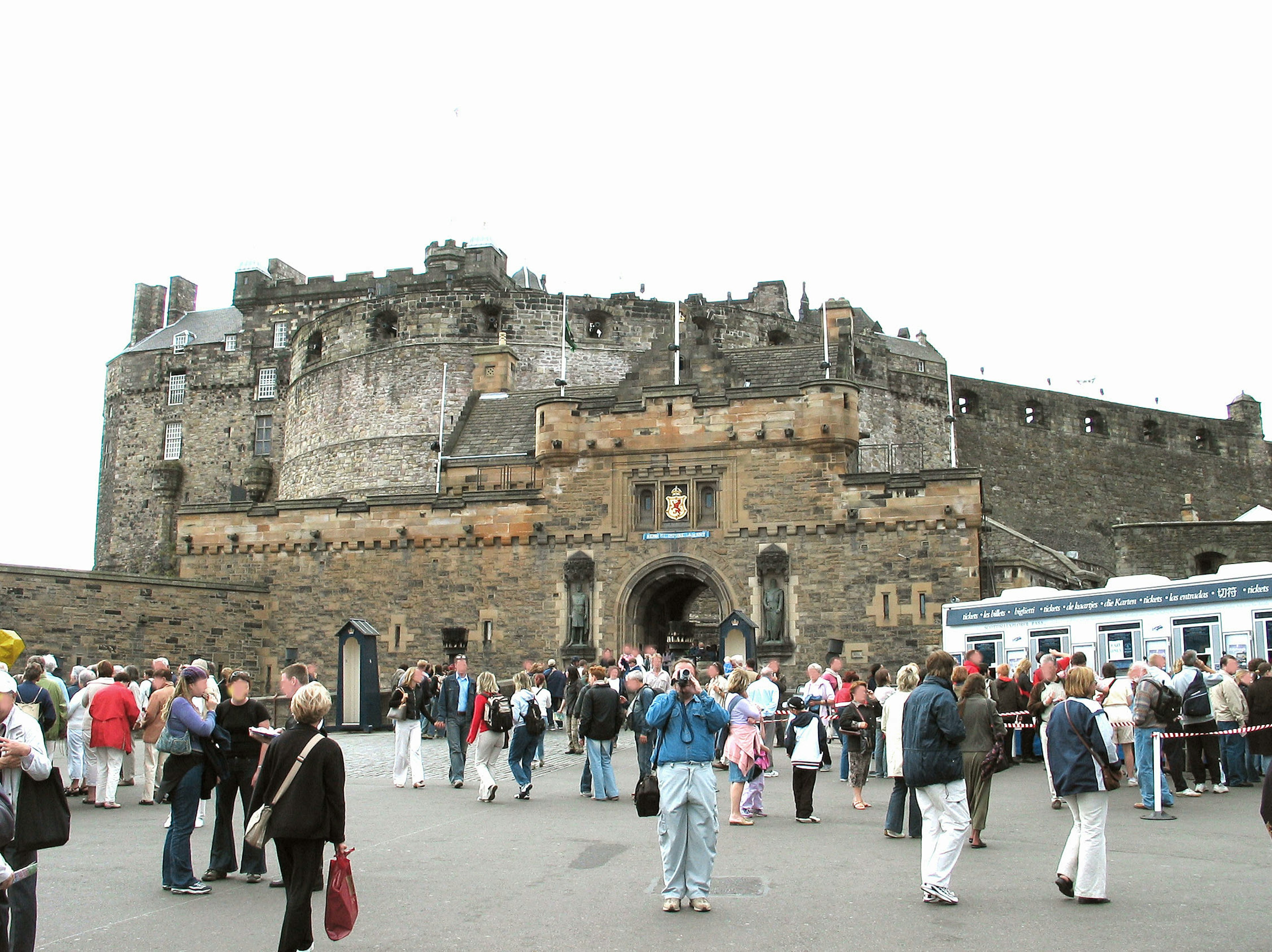 Crowd of tourists in front of Edinburgh Castle