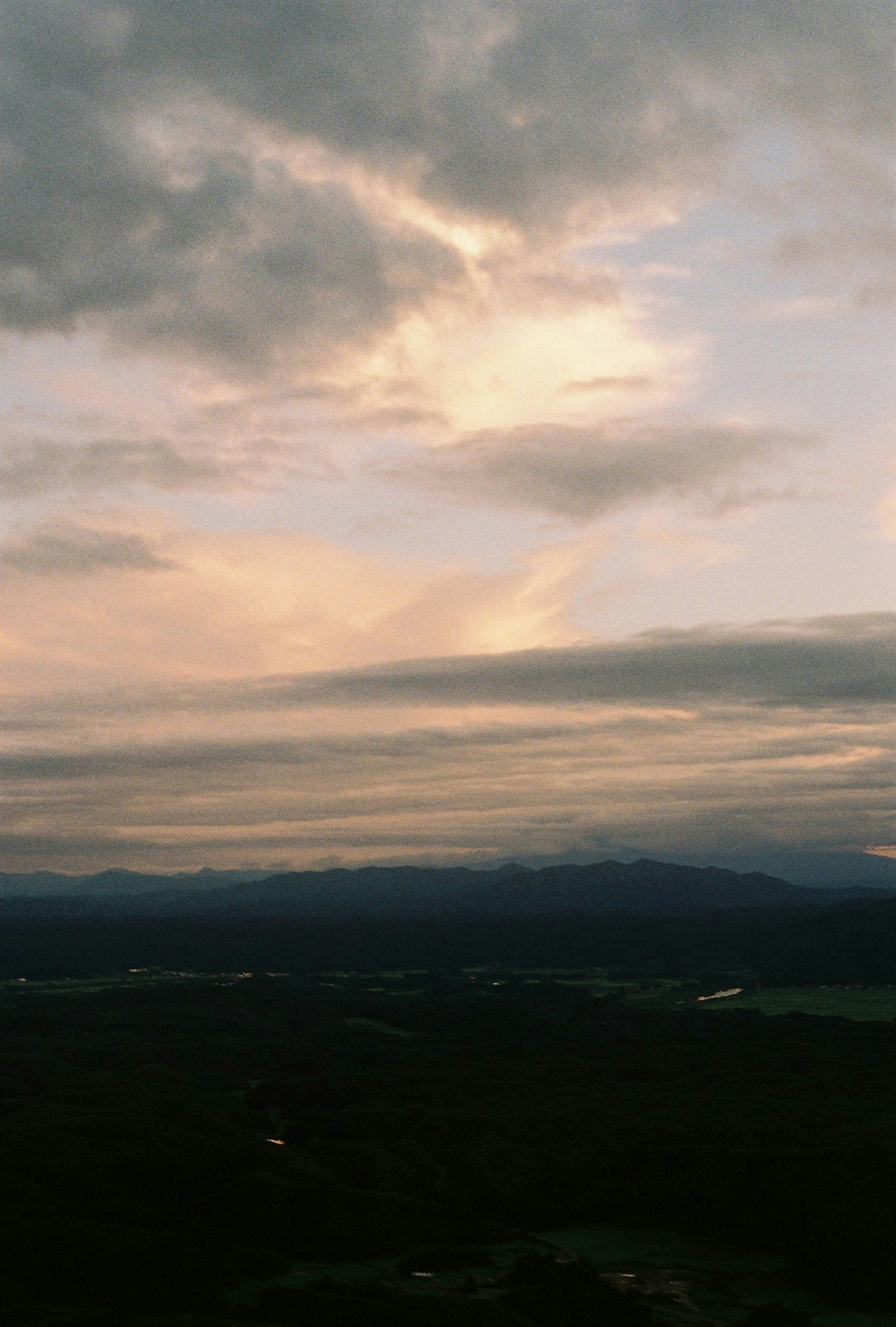 Vista ampia di nuvole e cielo al tramonto