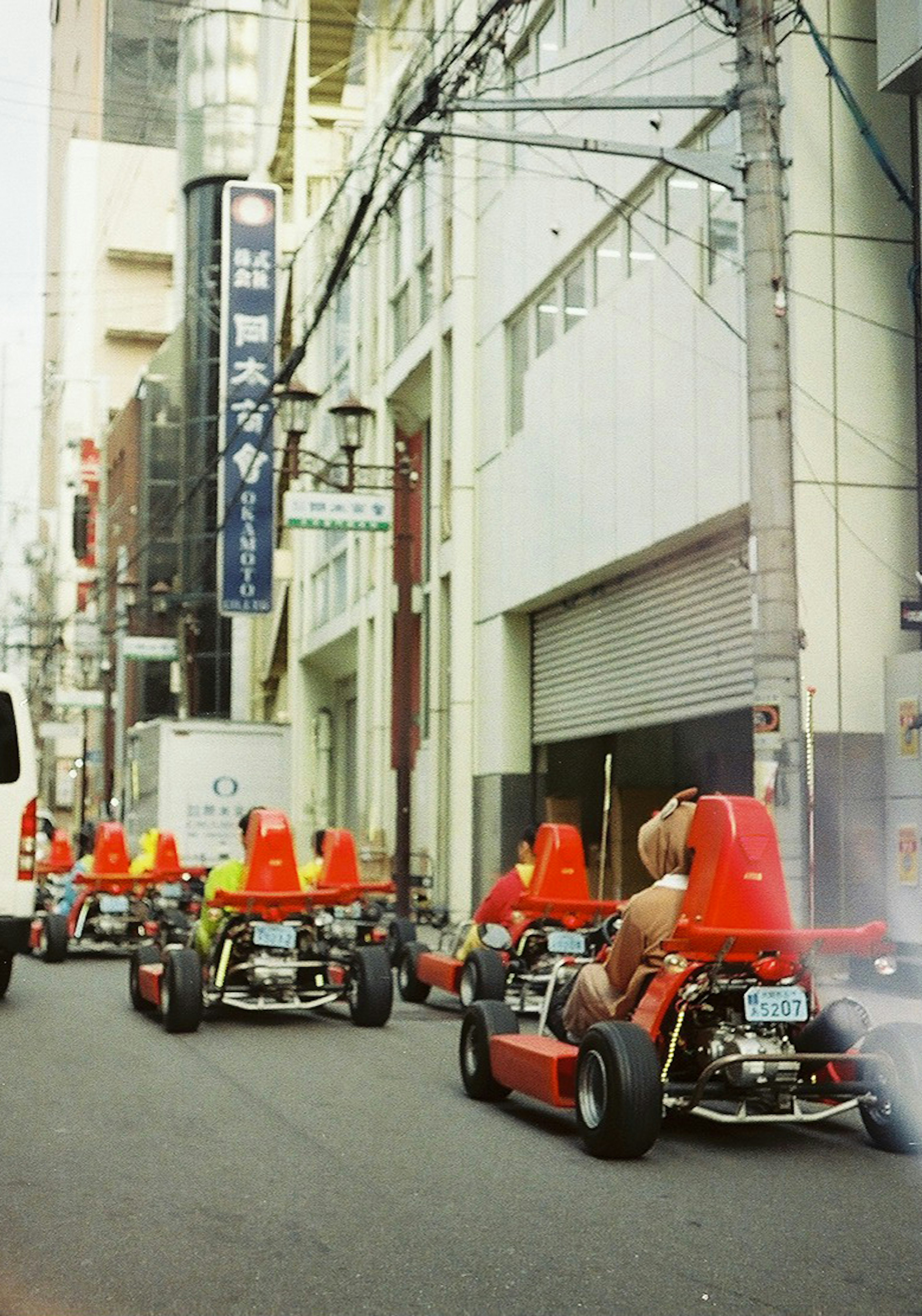 人们在城市街道上驾驶卡丁车