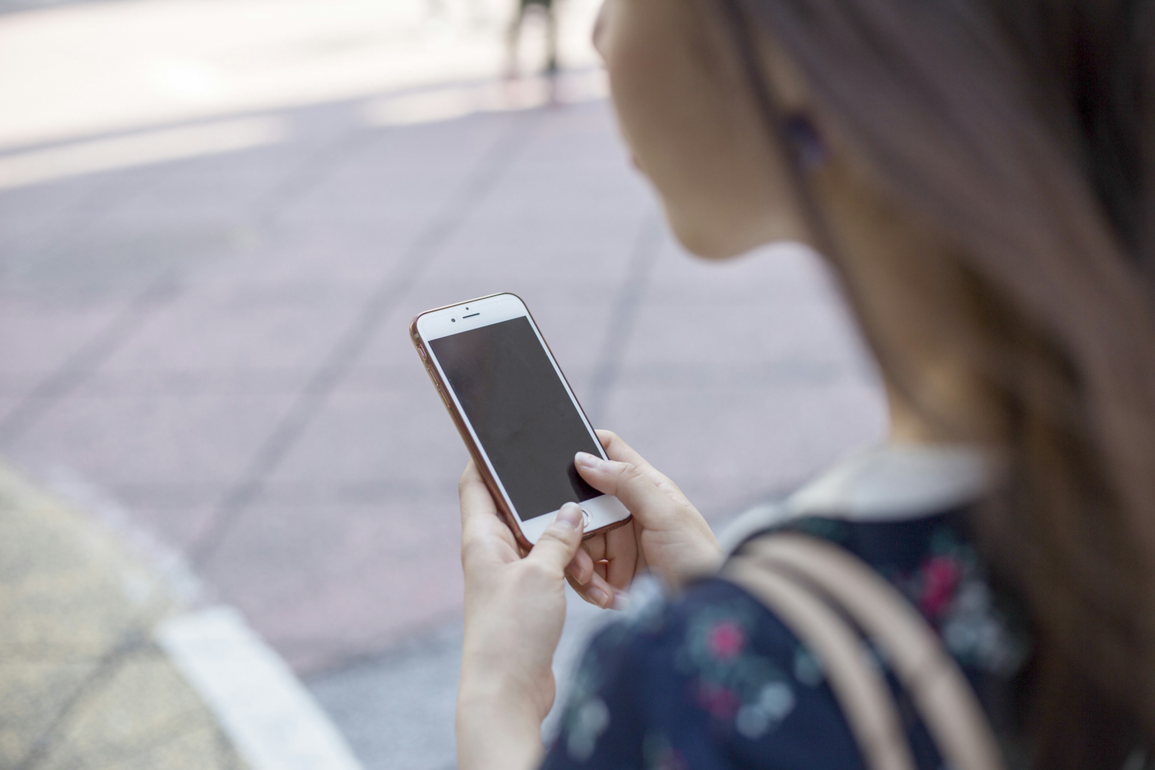 Eine Frau, die im Freien ein Smartphone benutzt