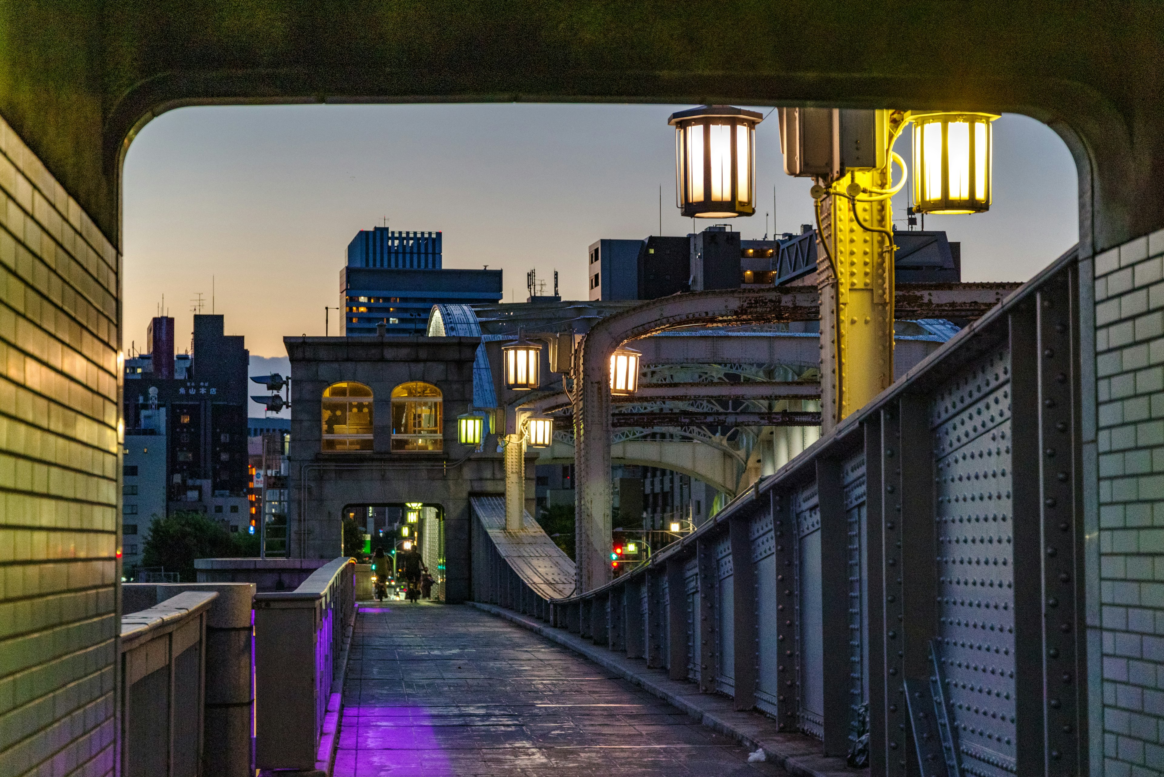 Farolas iluminadas y pasarela curva en el paisaje urbano nocturno