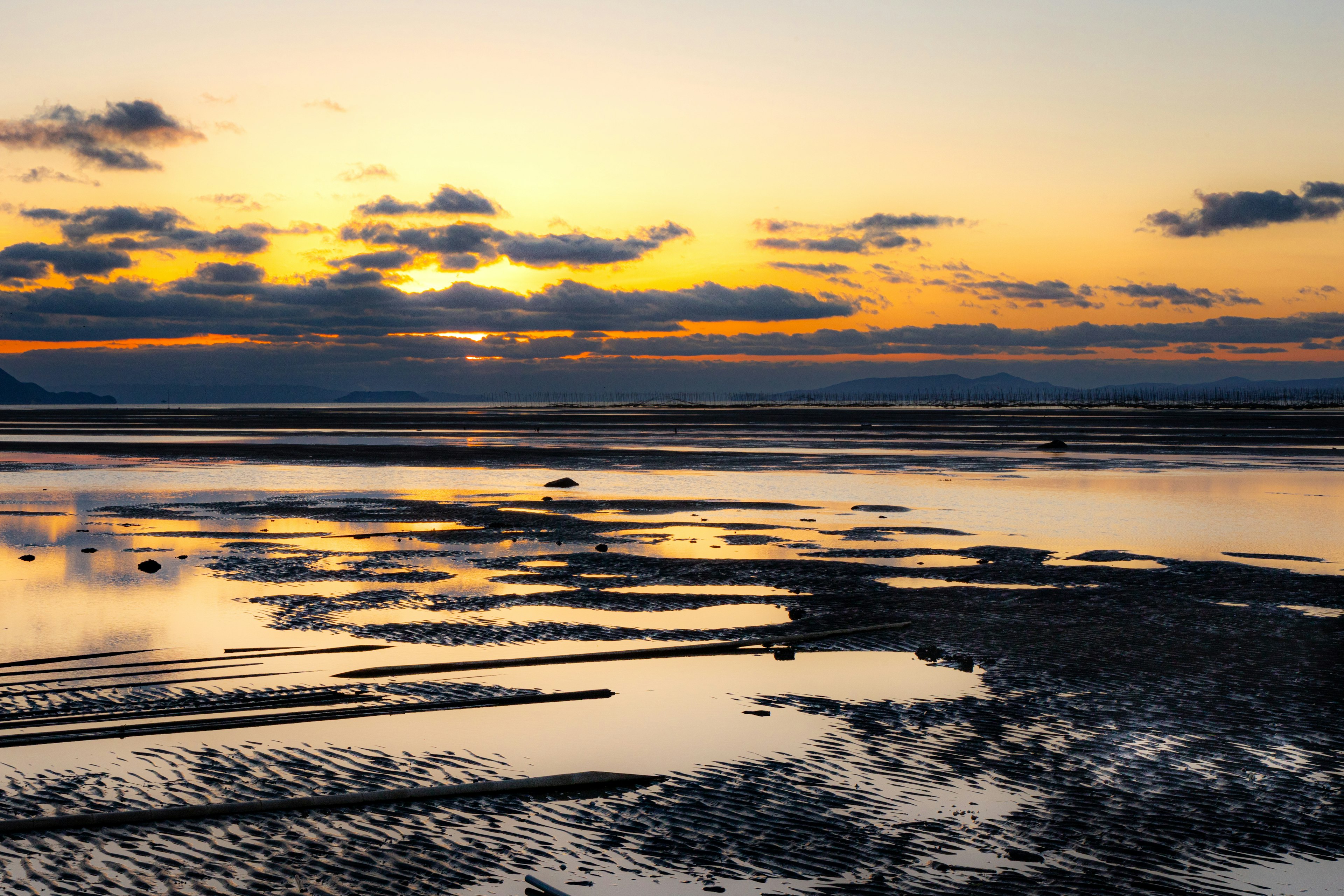 Schöner Sonnenuntergang über der Küste mit Wasserreflexionen