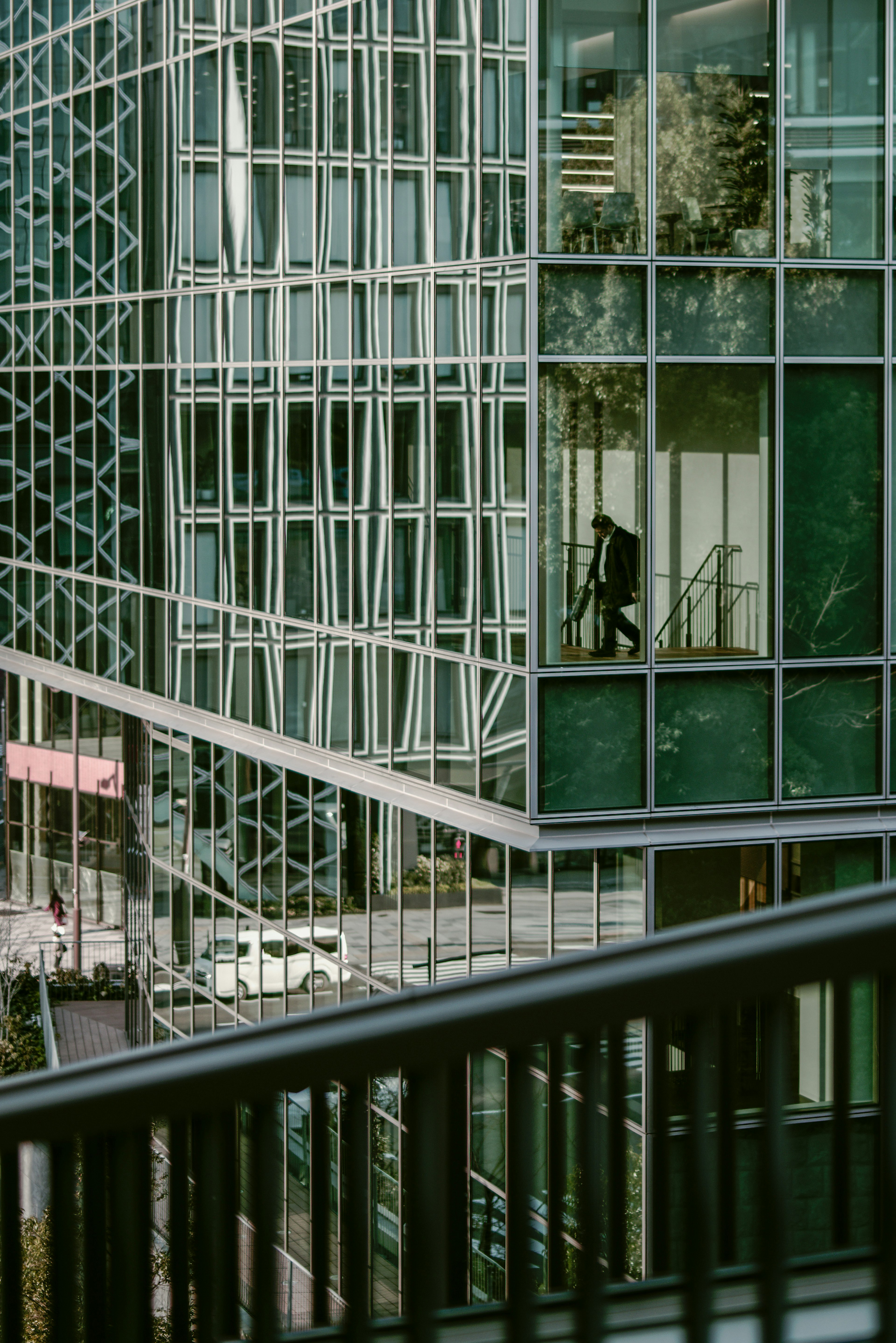 Bâtiment de bureau moderne avec façade en verre et paysage reflété