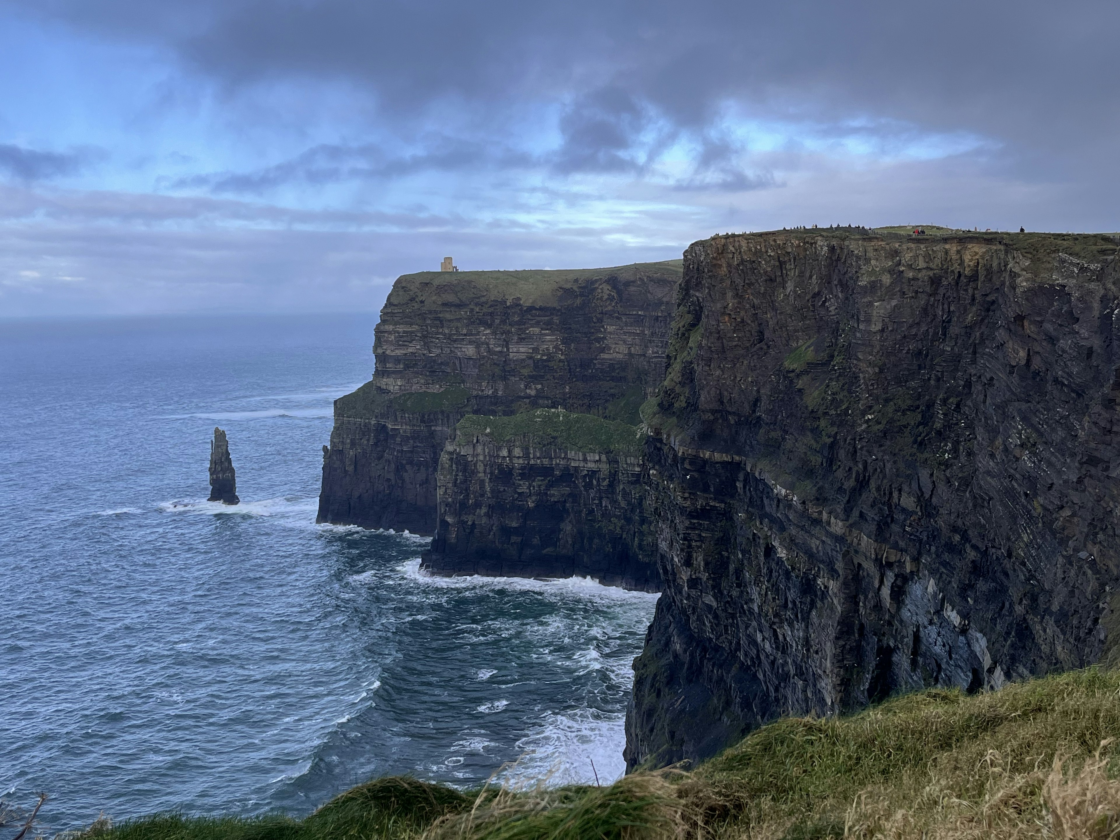 アイルランドのクリフの壮大な景色と海の波