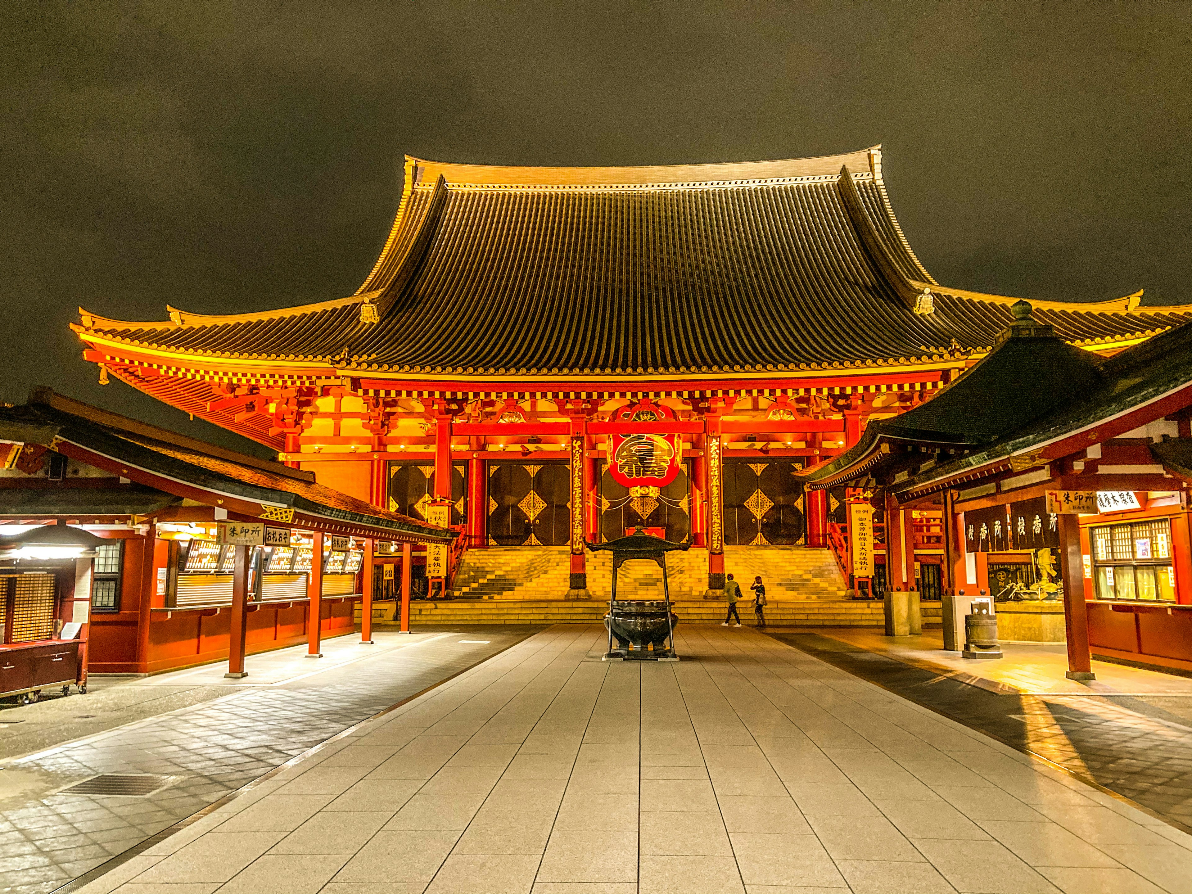 Schön beleuchteter Senso-ji-Tempel bei Nacht mit umliegender Architektur