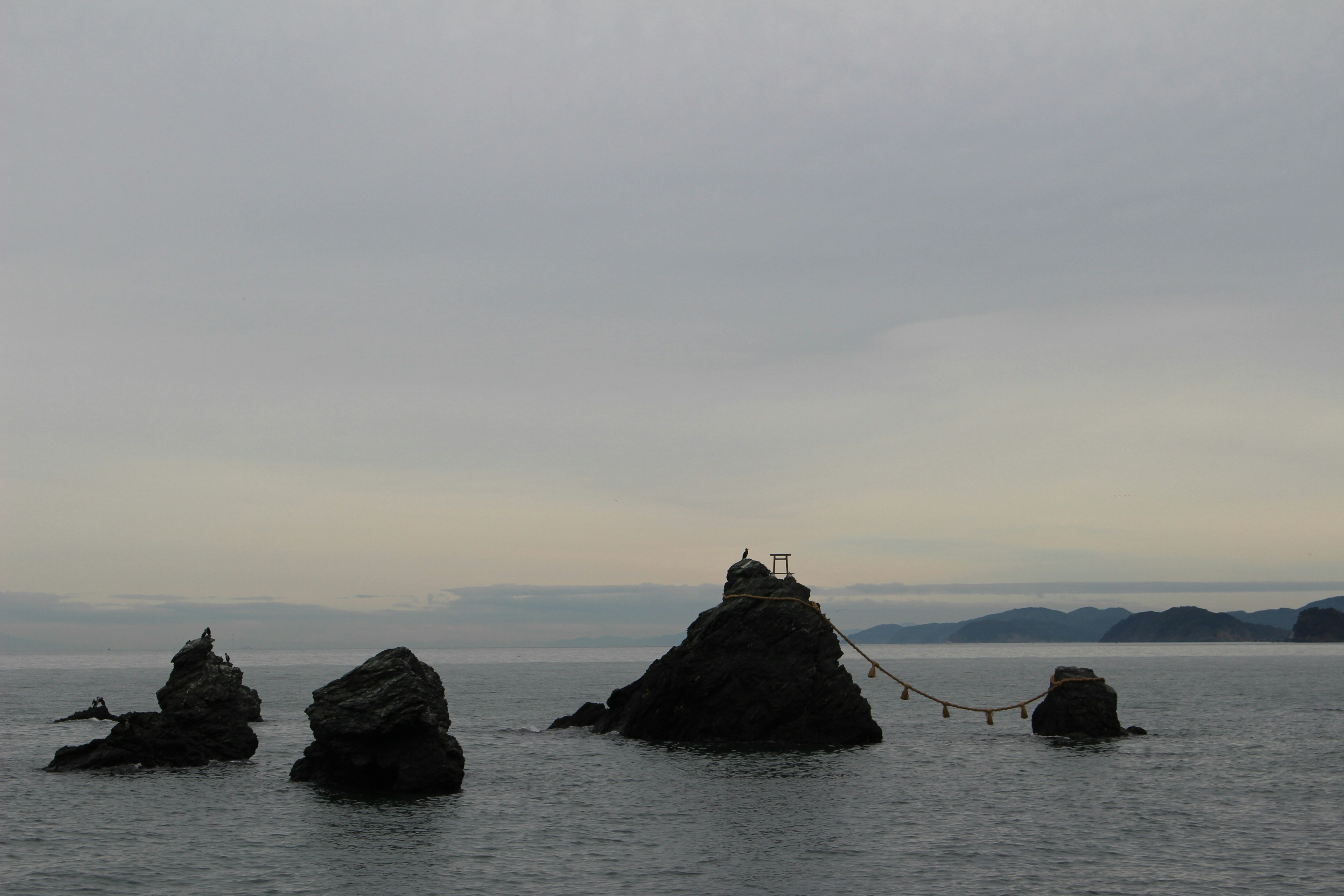 海に浮かぶ岩と曇りの空の風景