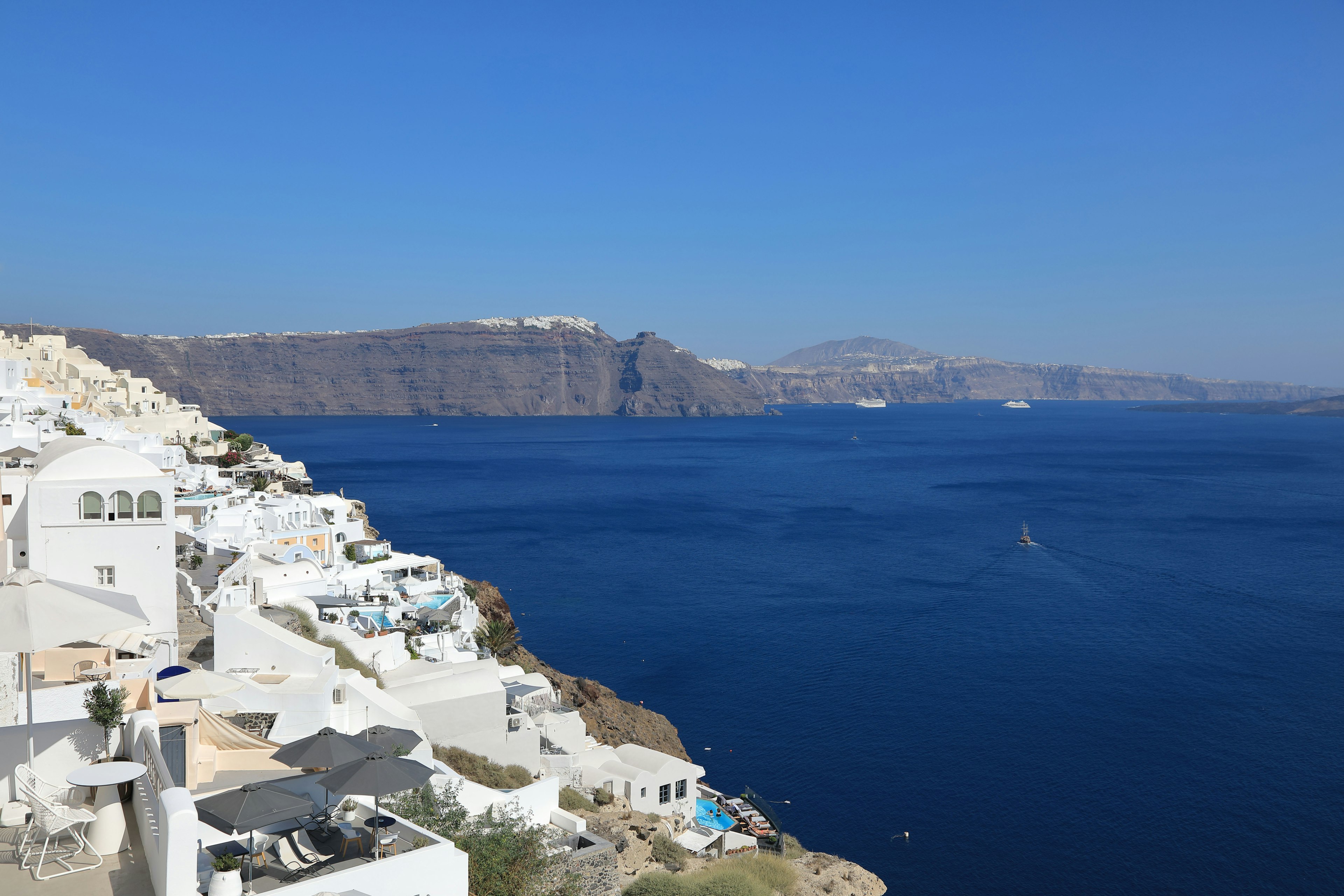 Vue magnifique de la mer Égée avec des bâtiments blancs sur l'île de Santorin