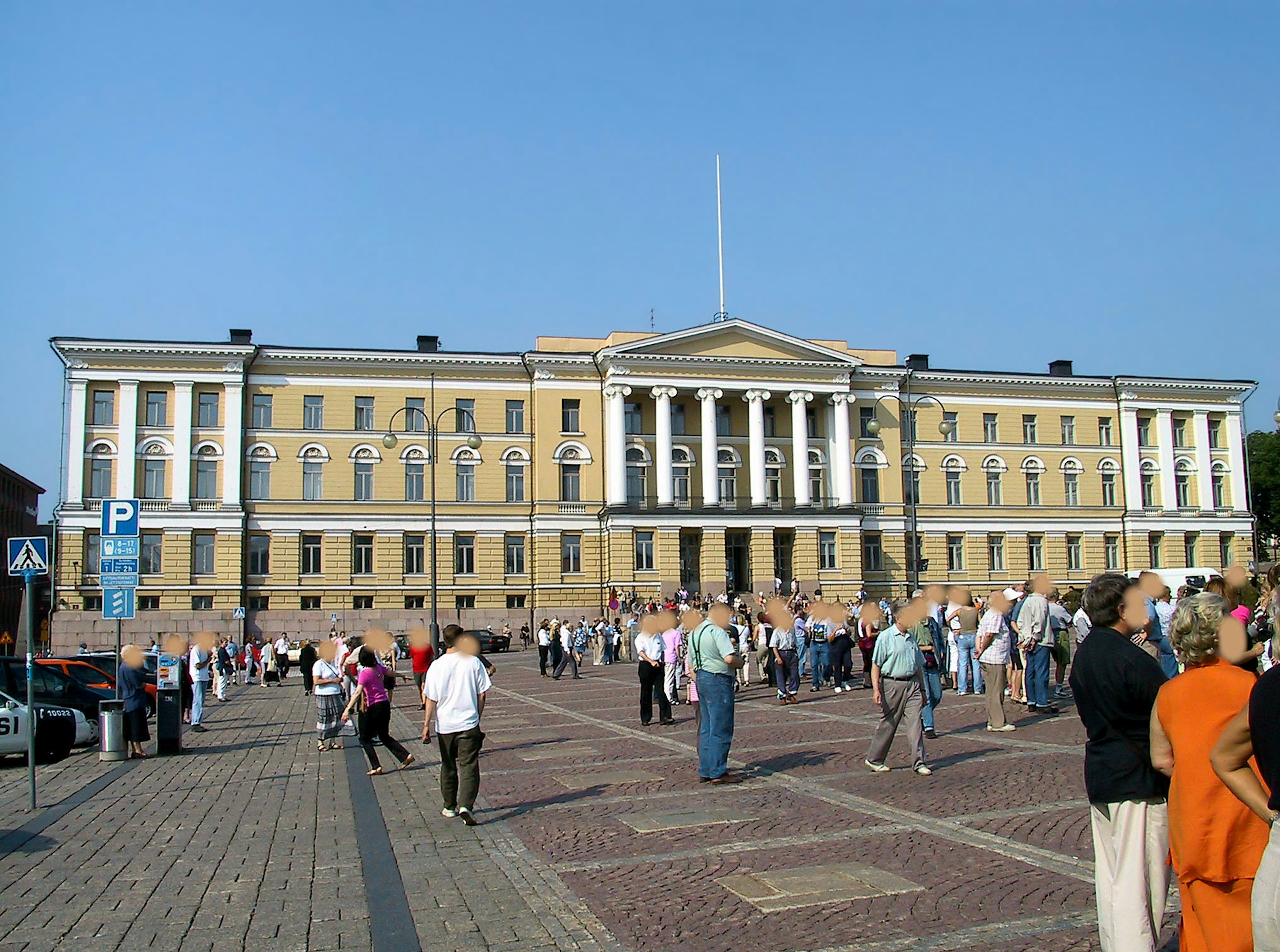 Bangunan bersejarah di Helsinki dengan orang-orang di alun-alun