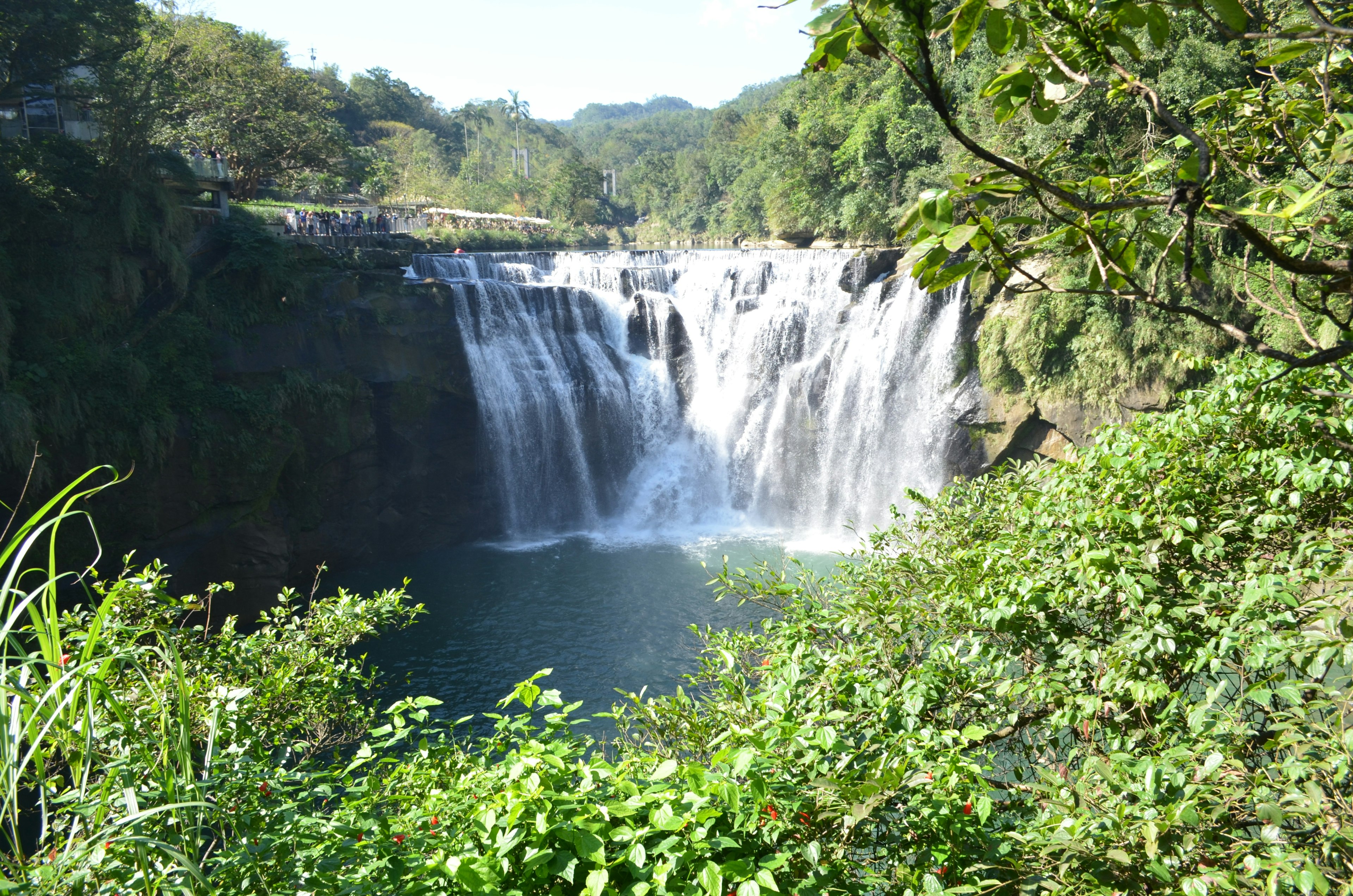 Una bella cascata che scorre in un paesaggio naturale