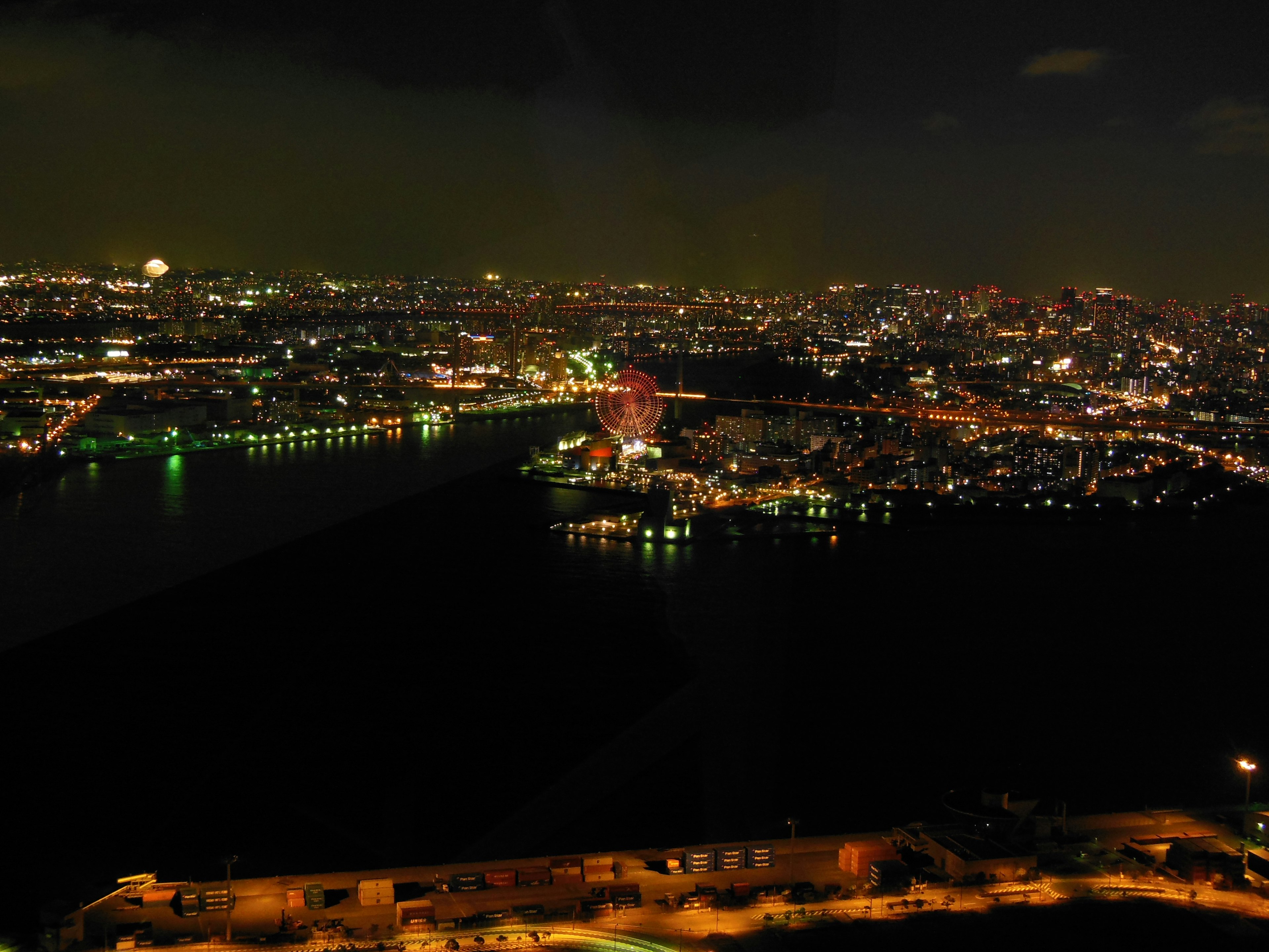 夜景の都市景観と川の光が映る