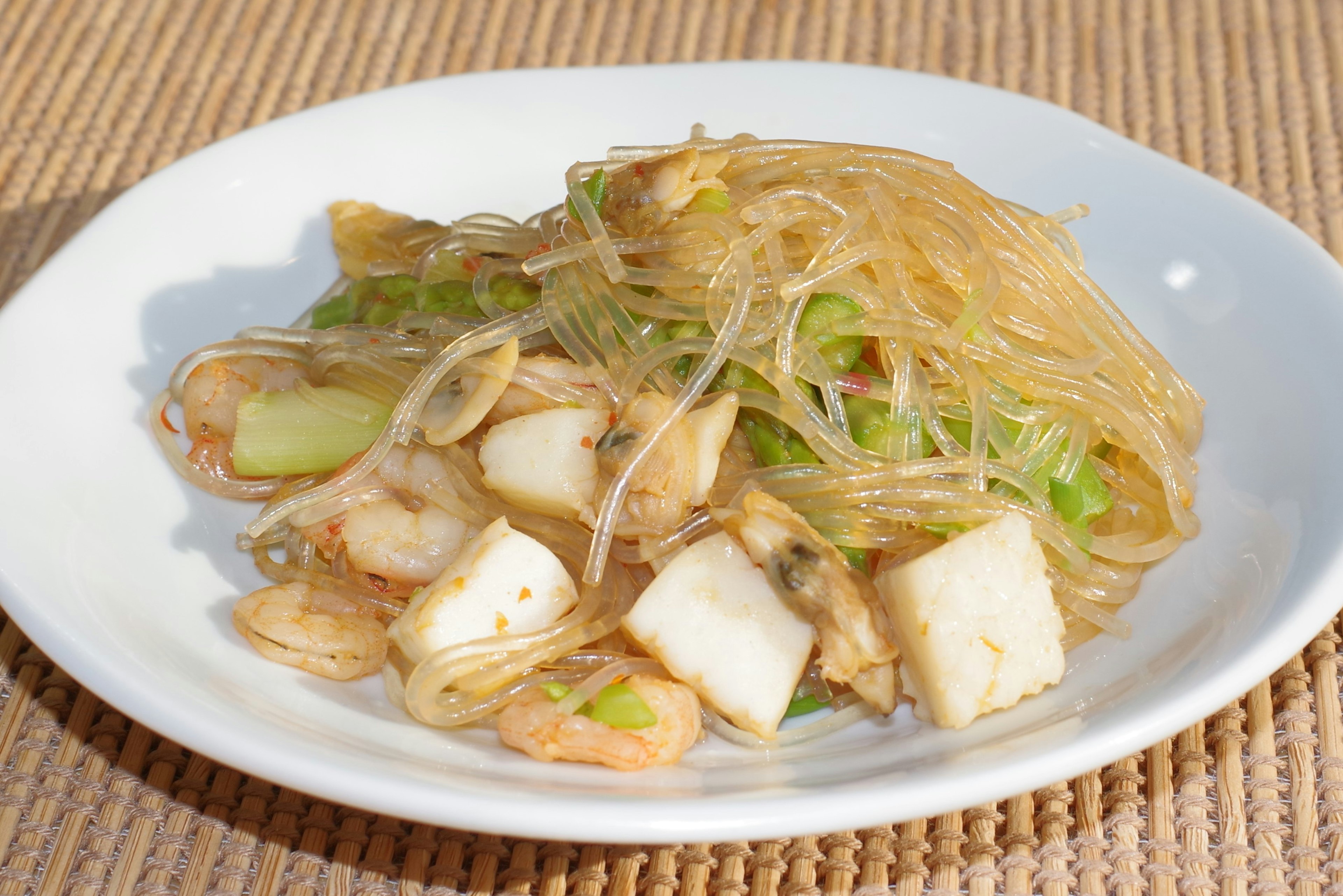 Noodles di vetro saltati con gamberi e verdure