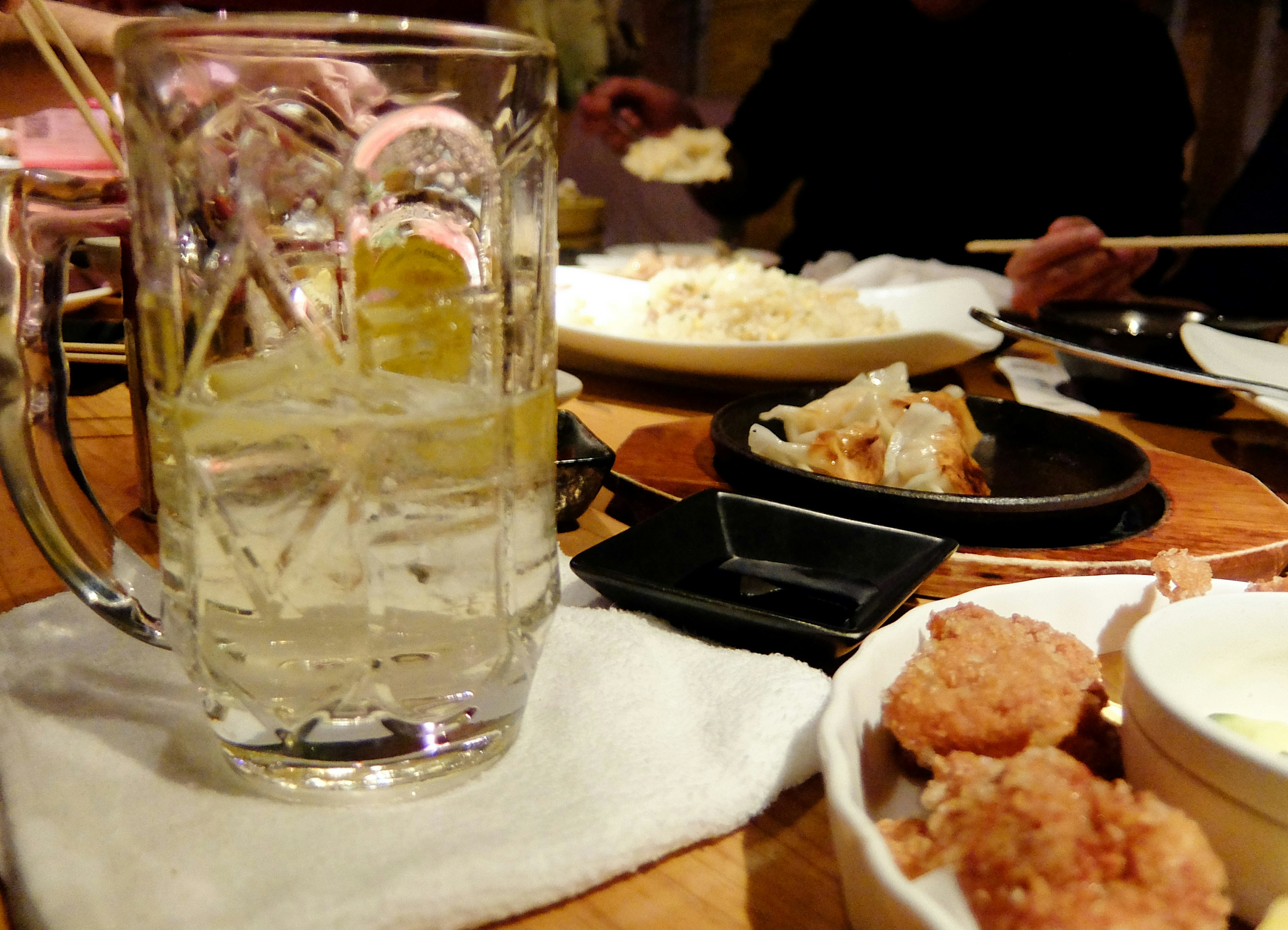 Une table avec un verre de boisson et plusieurs plats