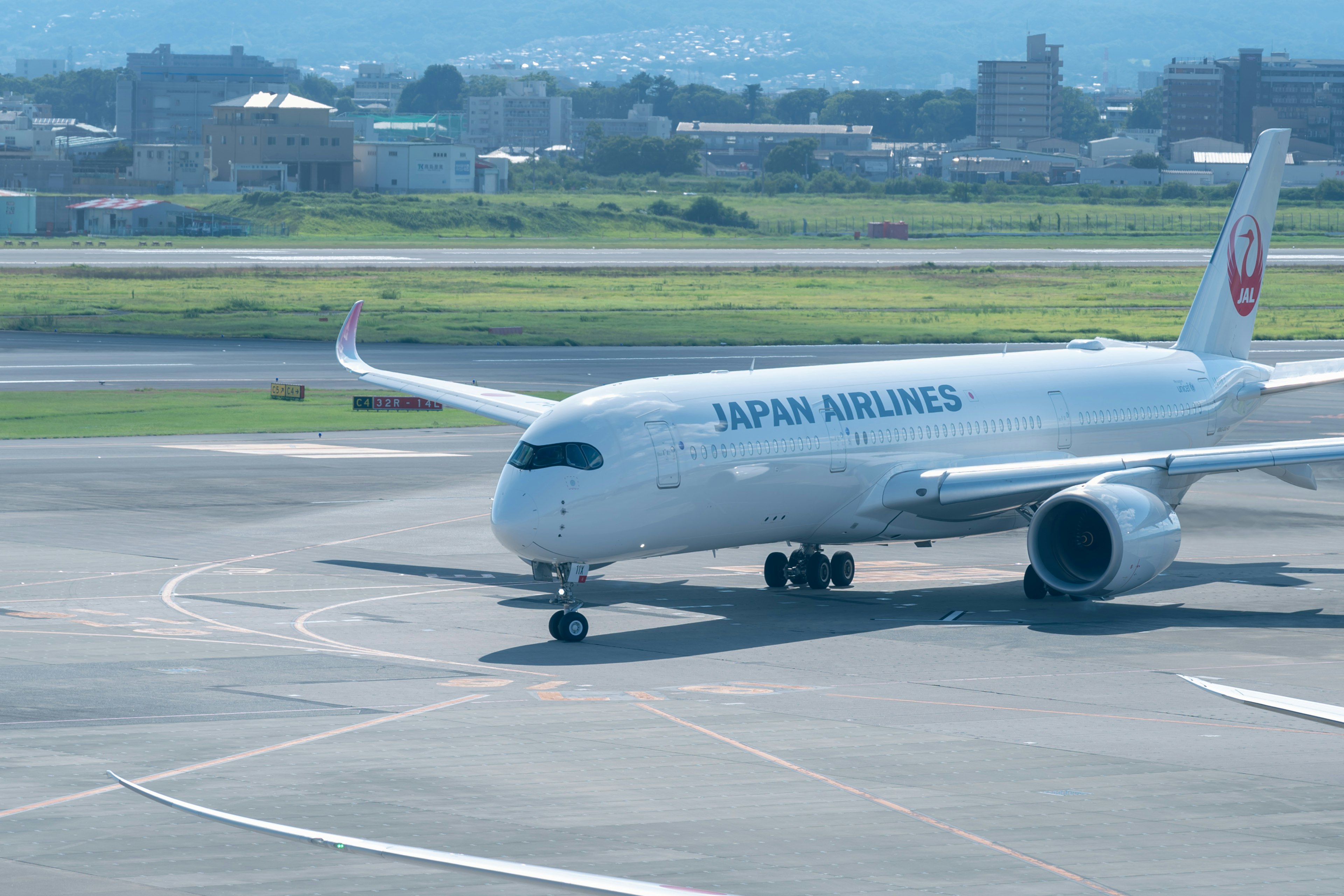 Japan Airlines Passagierflugzeug rollt auf der Landebahn