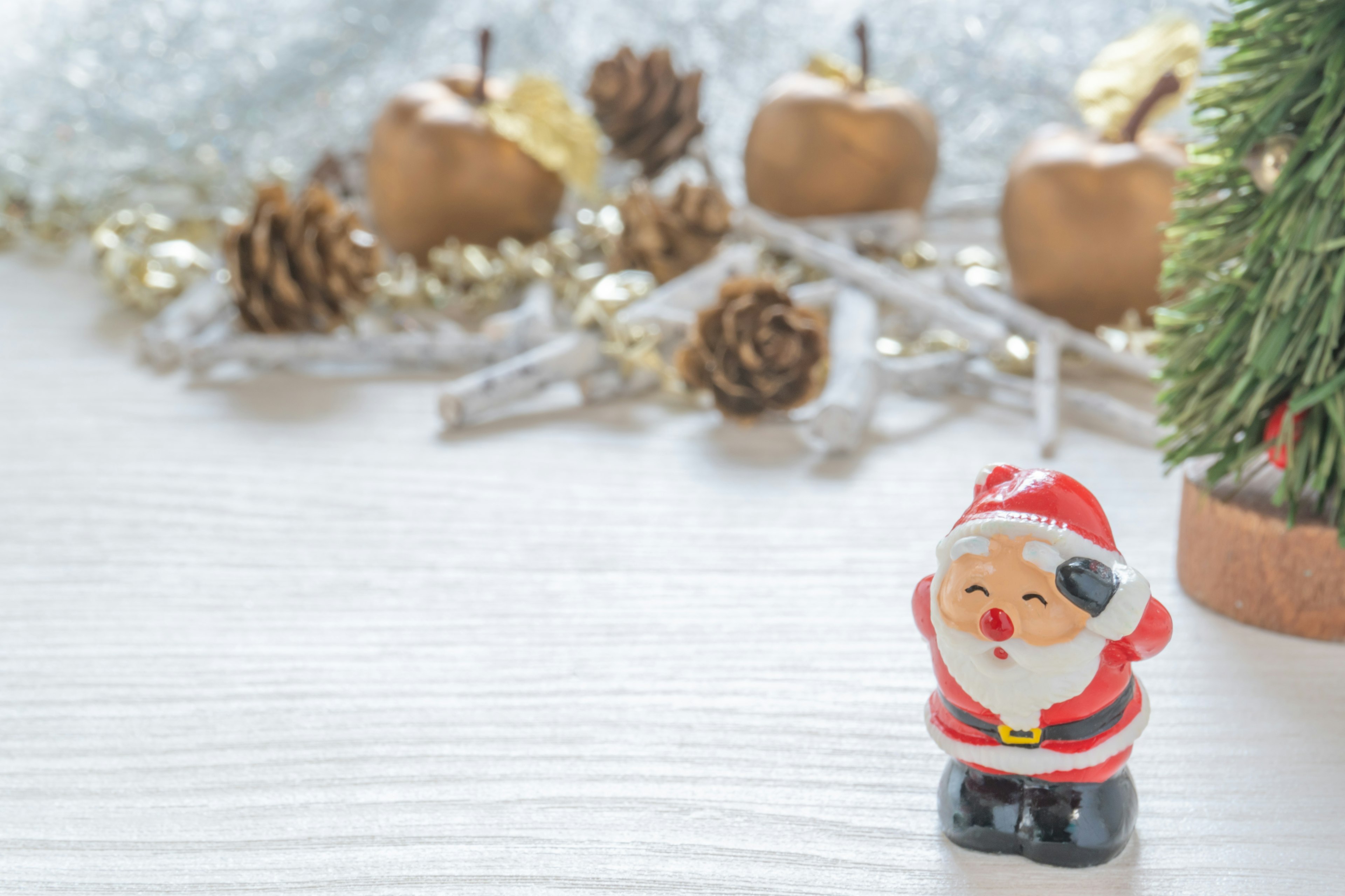 Kleine Santa Claus Figur mit Tannenzapfen in einer Weihnachtsdekoration