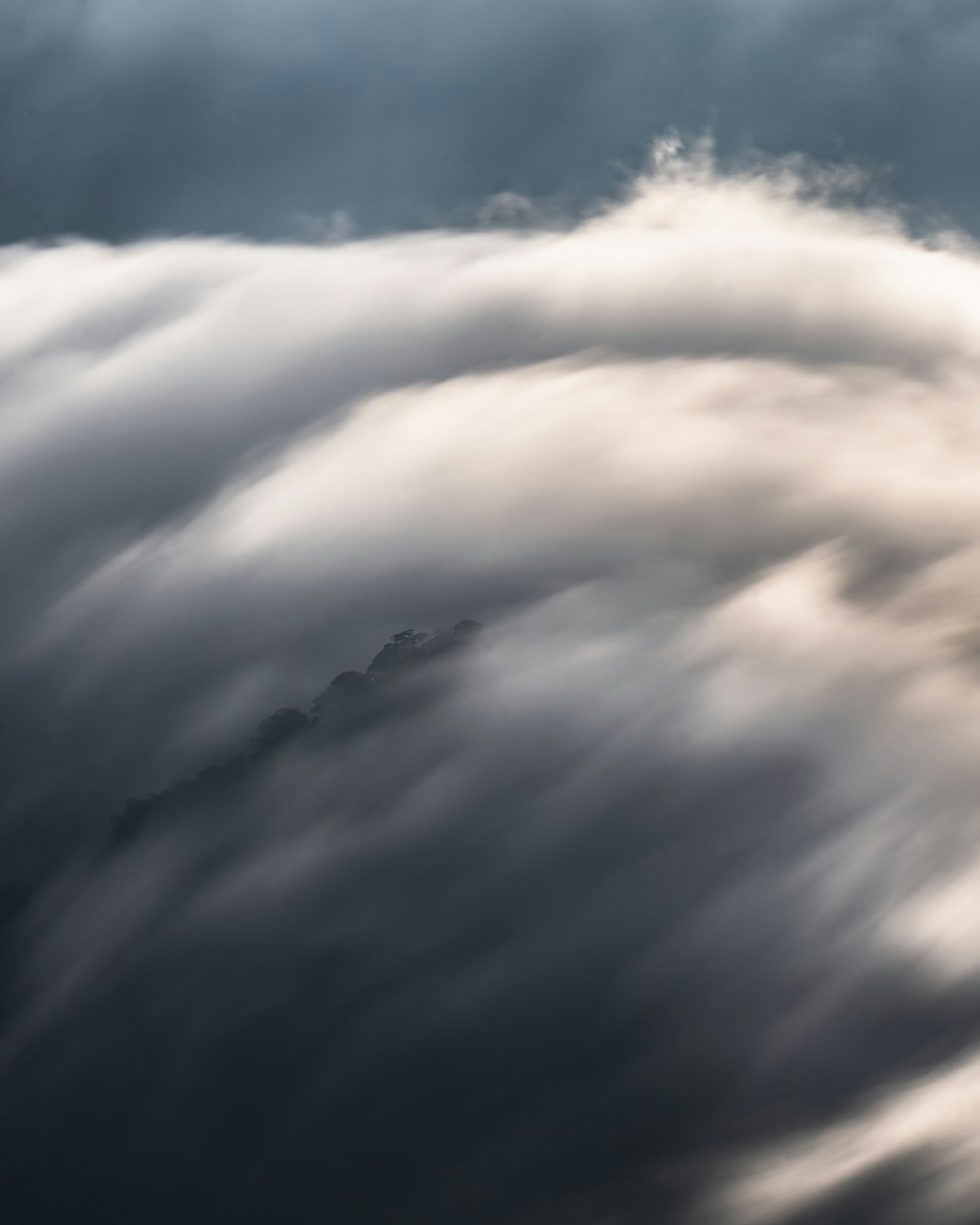 雲が波のようにうねっている空の画像