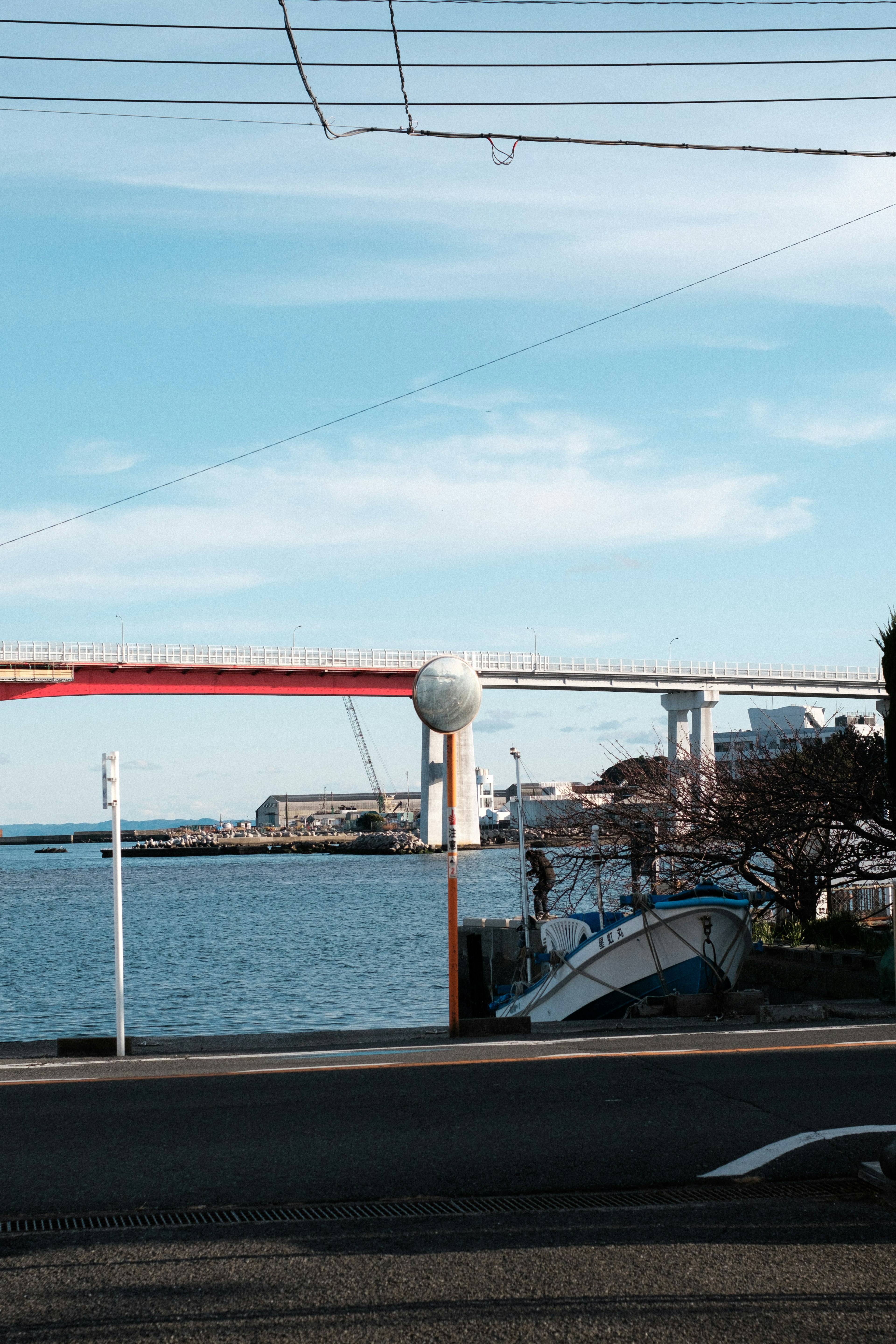 Vue d'un pont rouge sur l'eau avec des bateaux à proximité