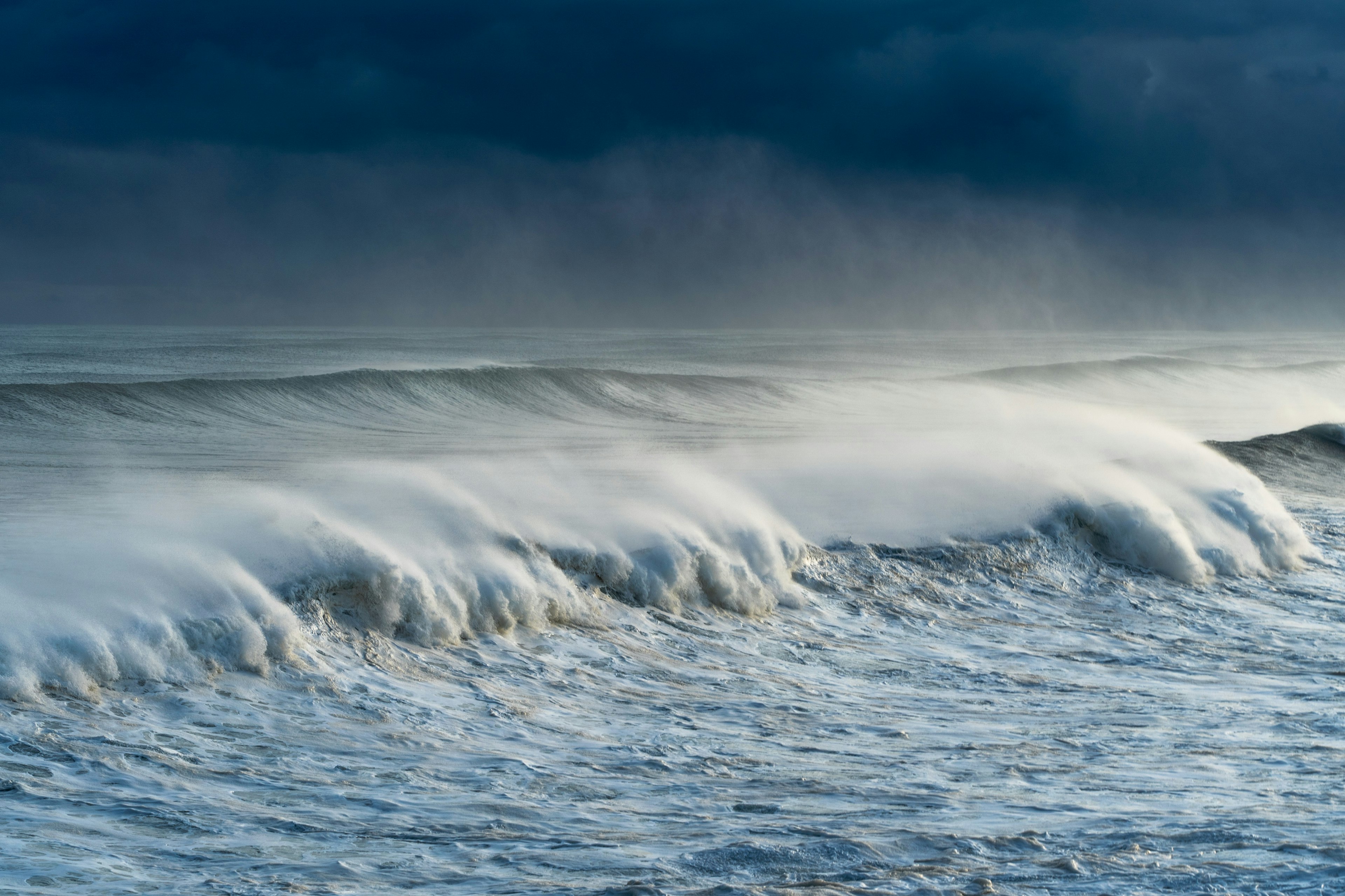 Vagues de l'océan tumultueuses s'écrasant contre une surface bleue