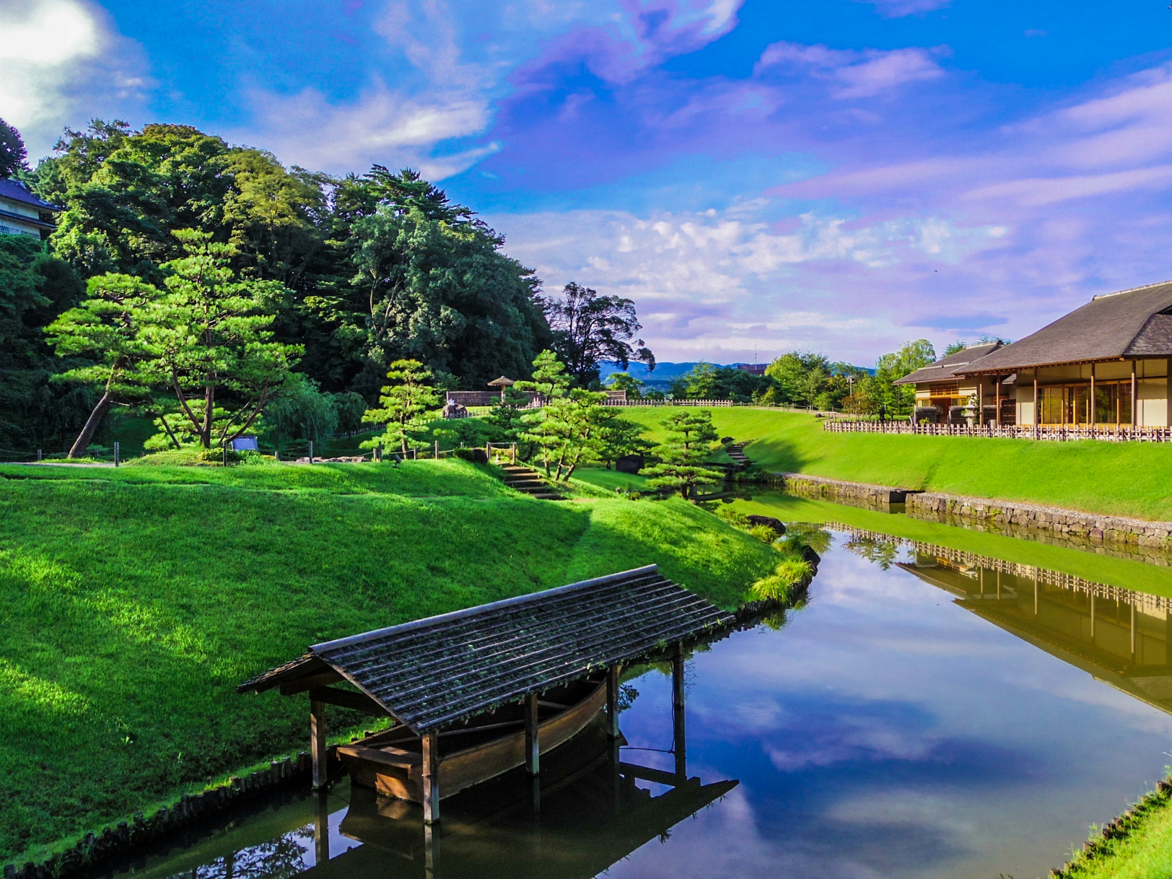 Jardin luxuriant avec une rivière tranquille et une petite cabane