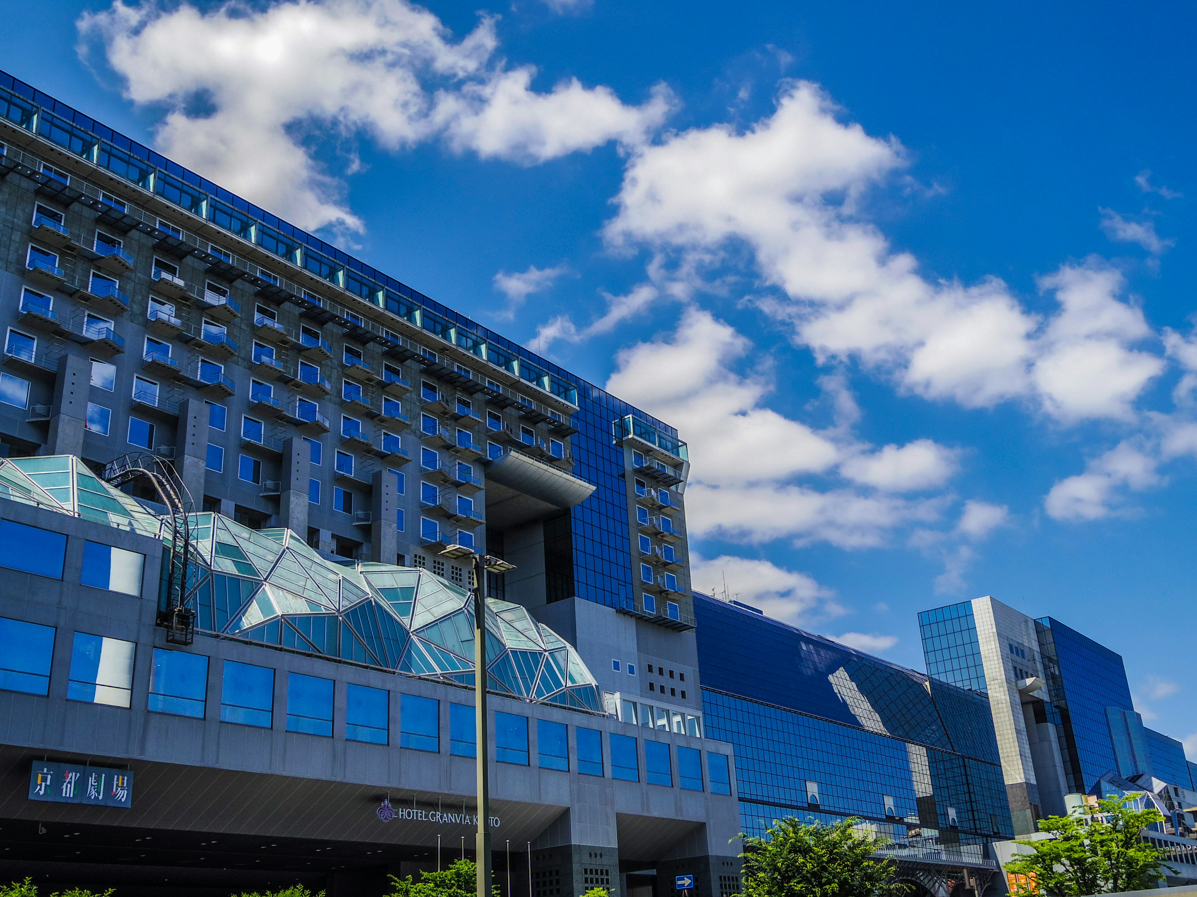 Edificio moderno con cielo blu