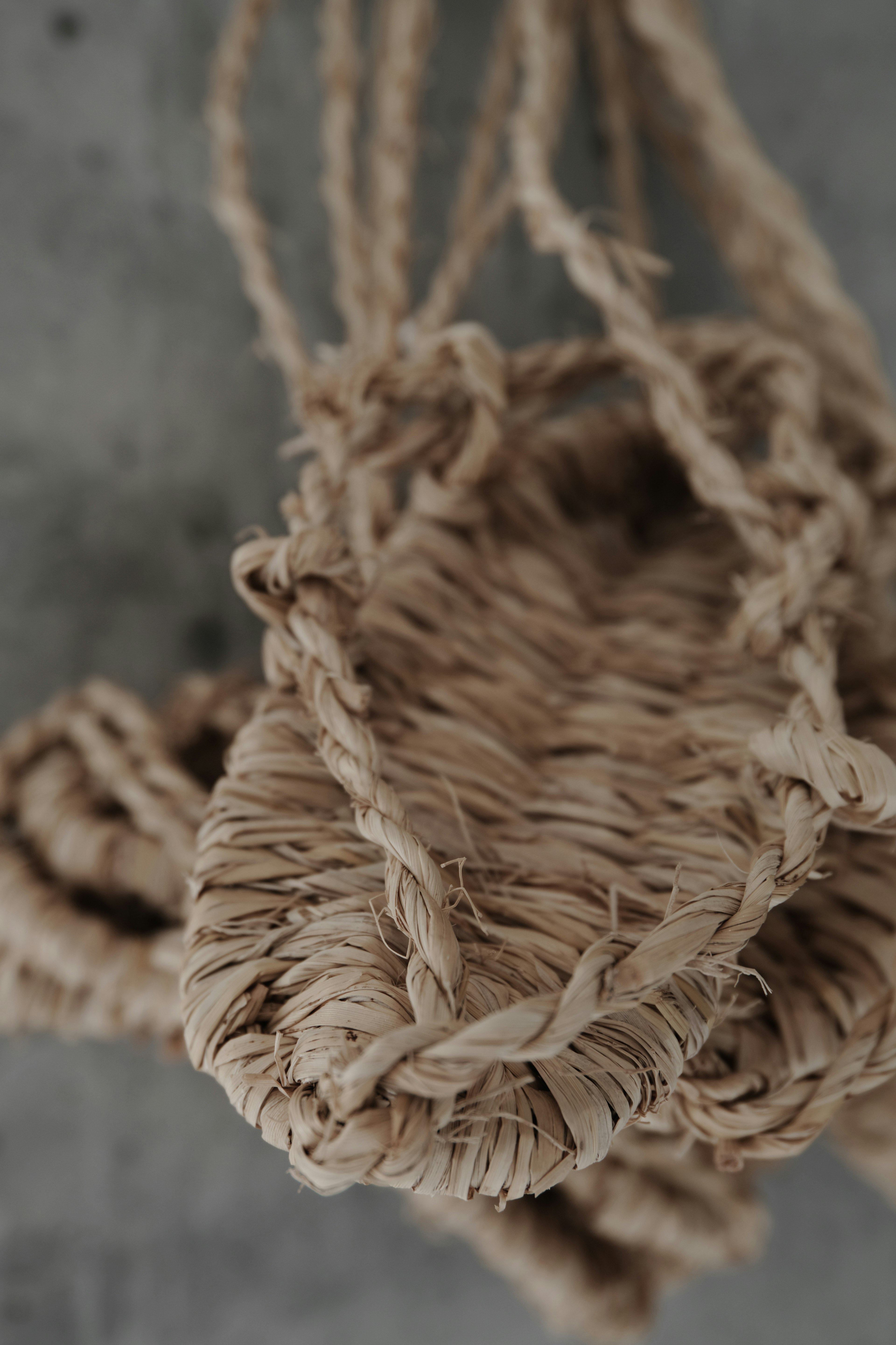 Gros plan d'un sac en jute tissé mettant en valeur sa texture et sa couleur naturelles