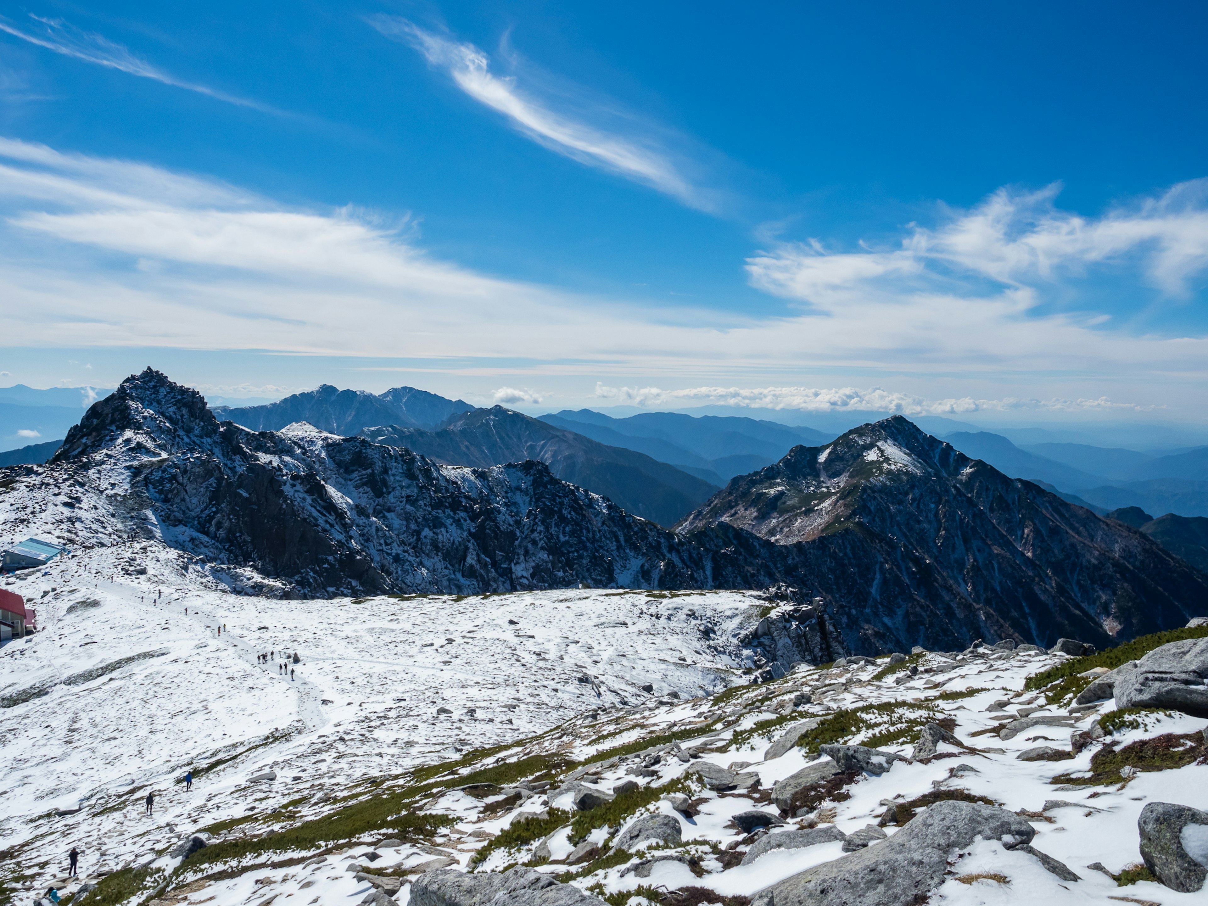 Montagnes enneigées sous un ciel bleu clair