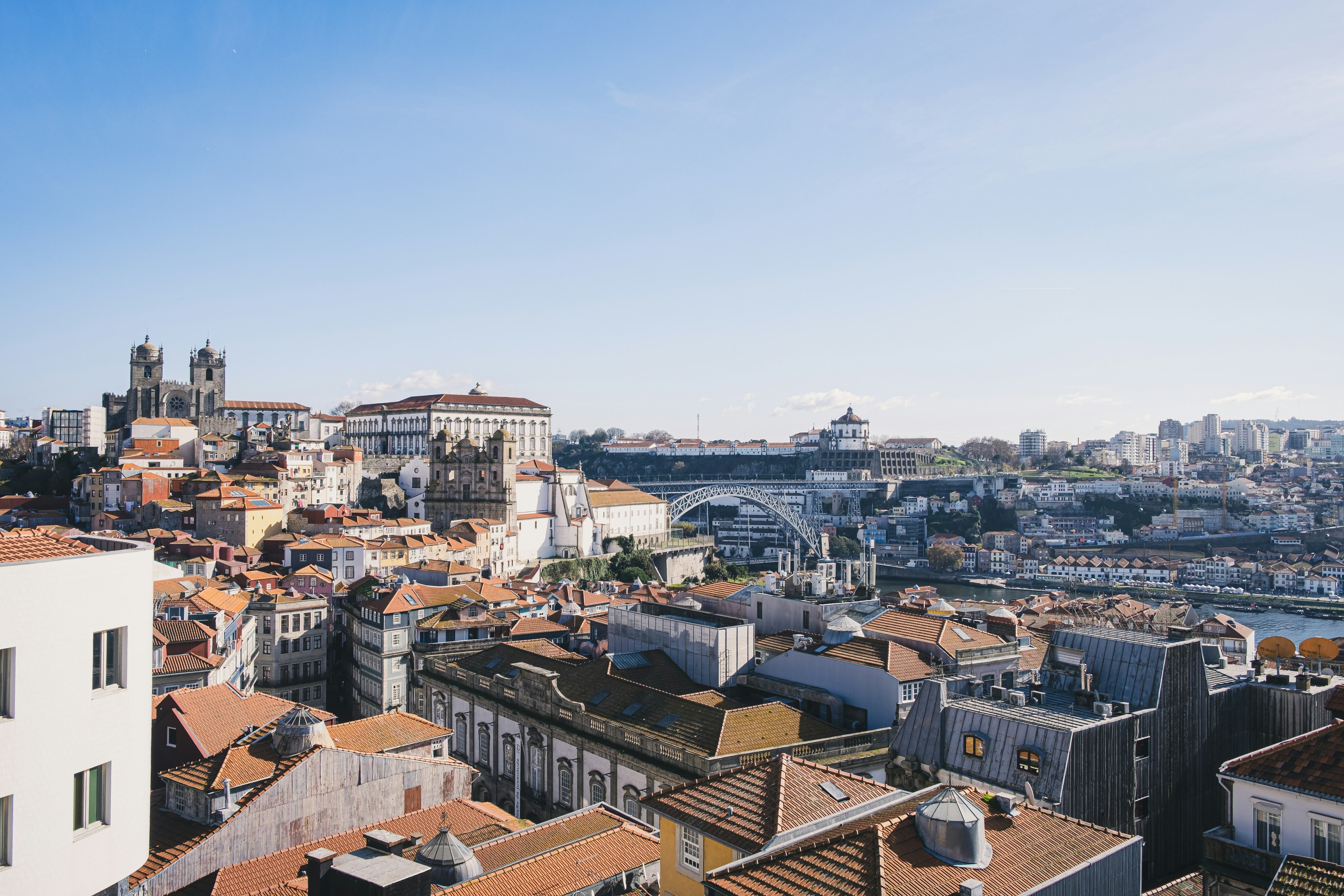 Une vue panoramique du skyline historique de Porto avec des toits en terre cuite