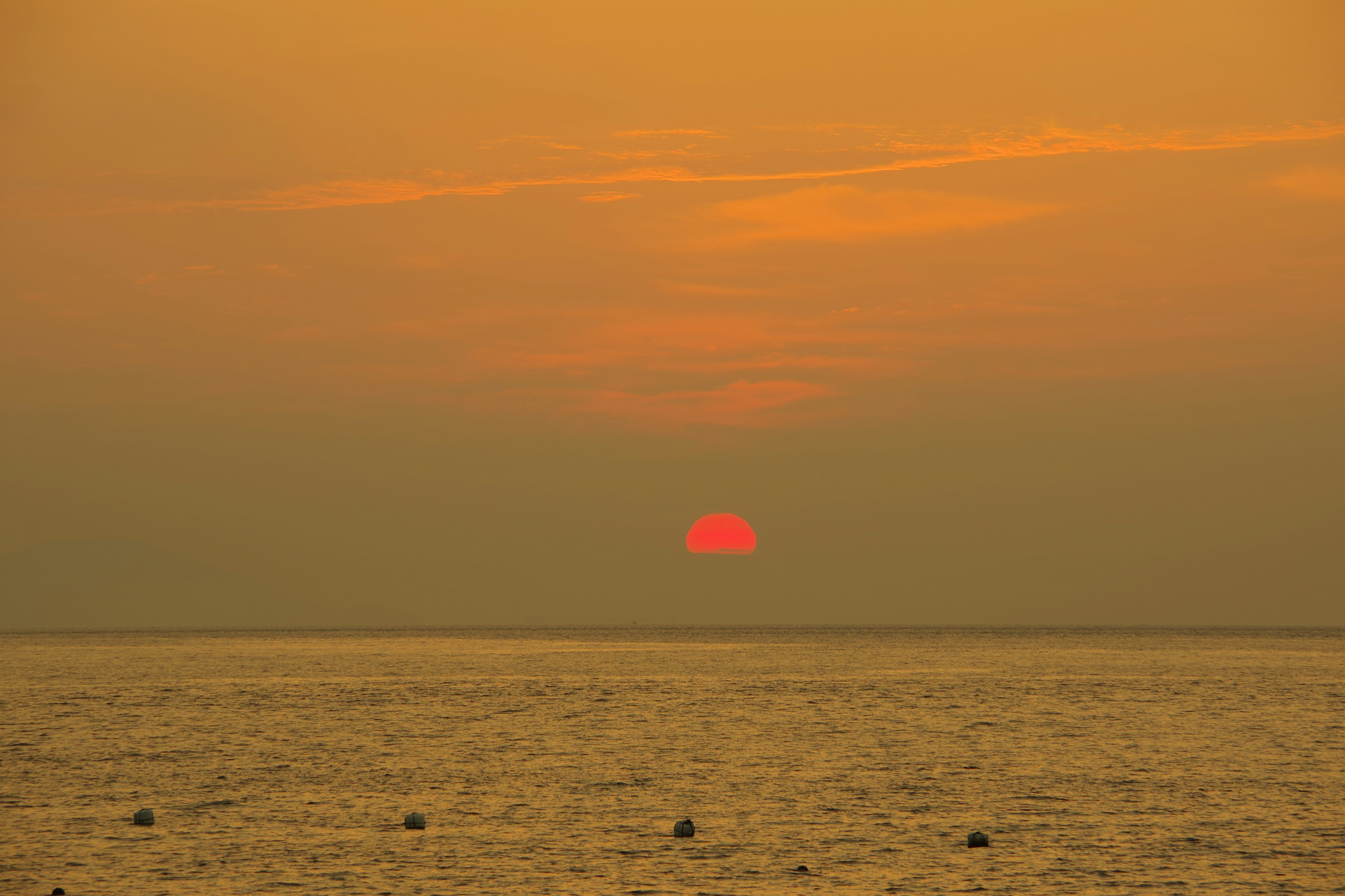 海上日落與橙色天空