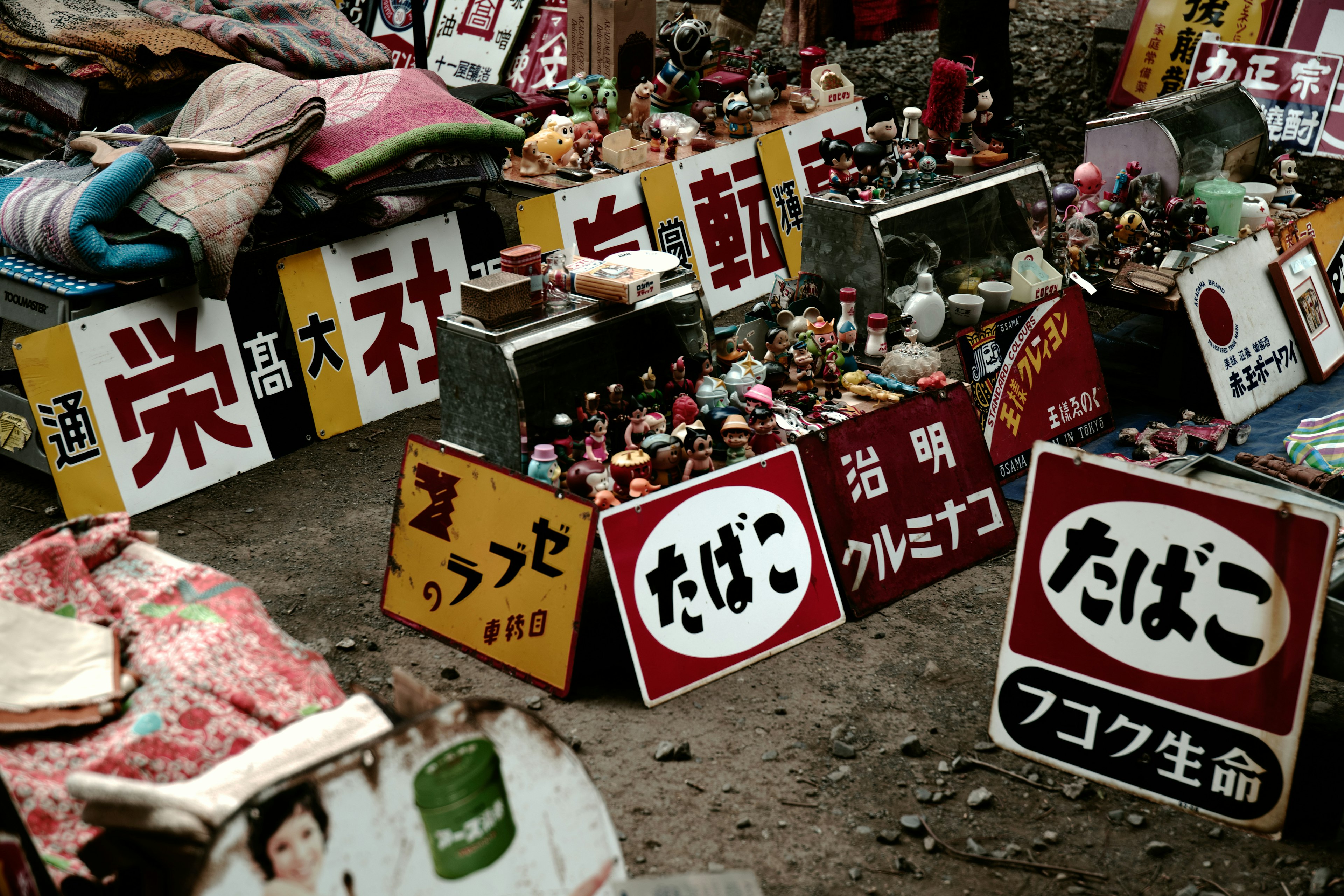 Escena de mercado con letreros vintage y objetos coloridos