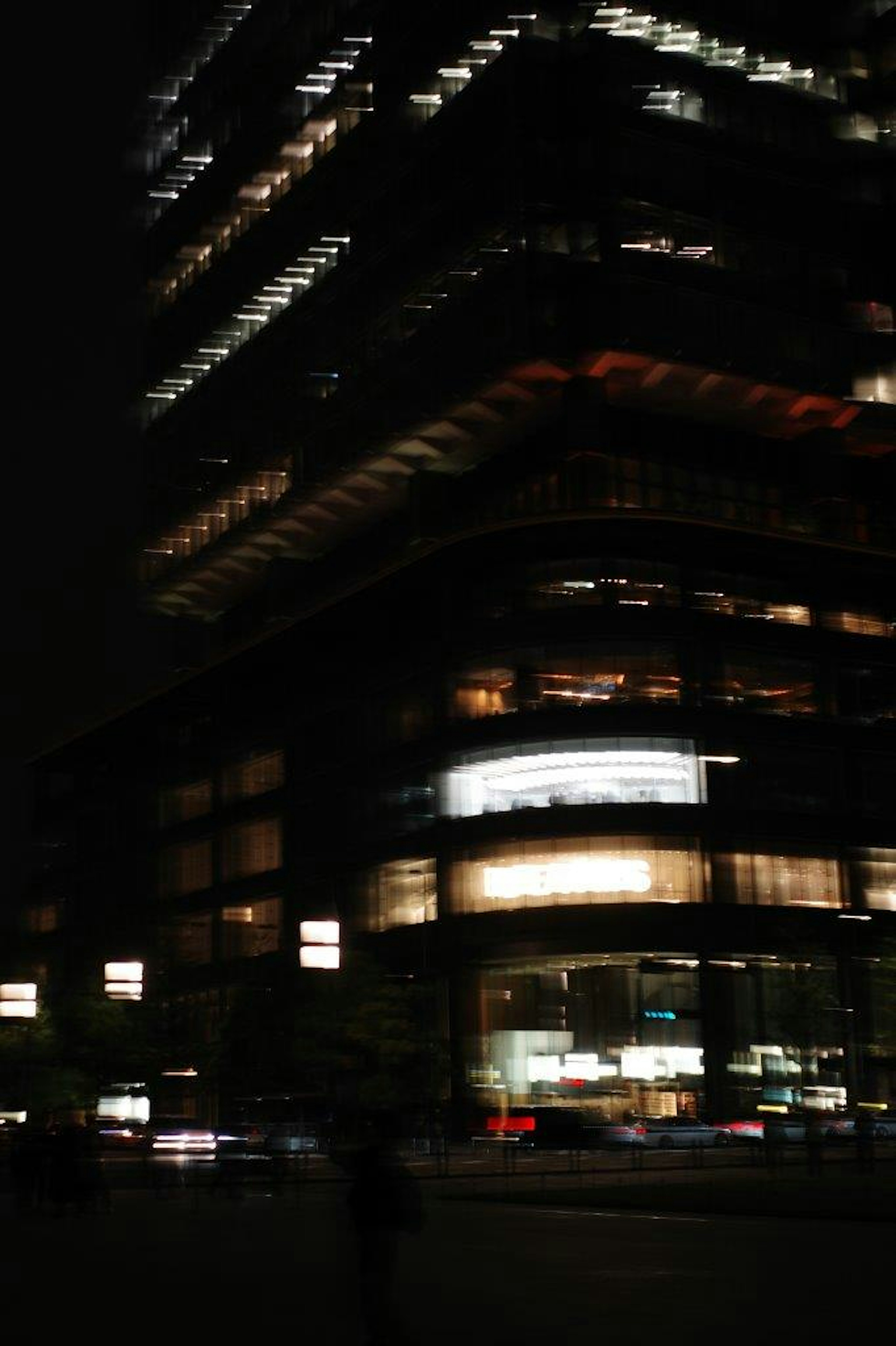 Image floue d'un bâtiment de la ville la nuit