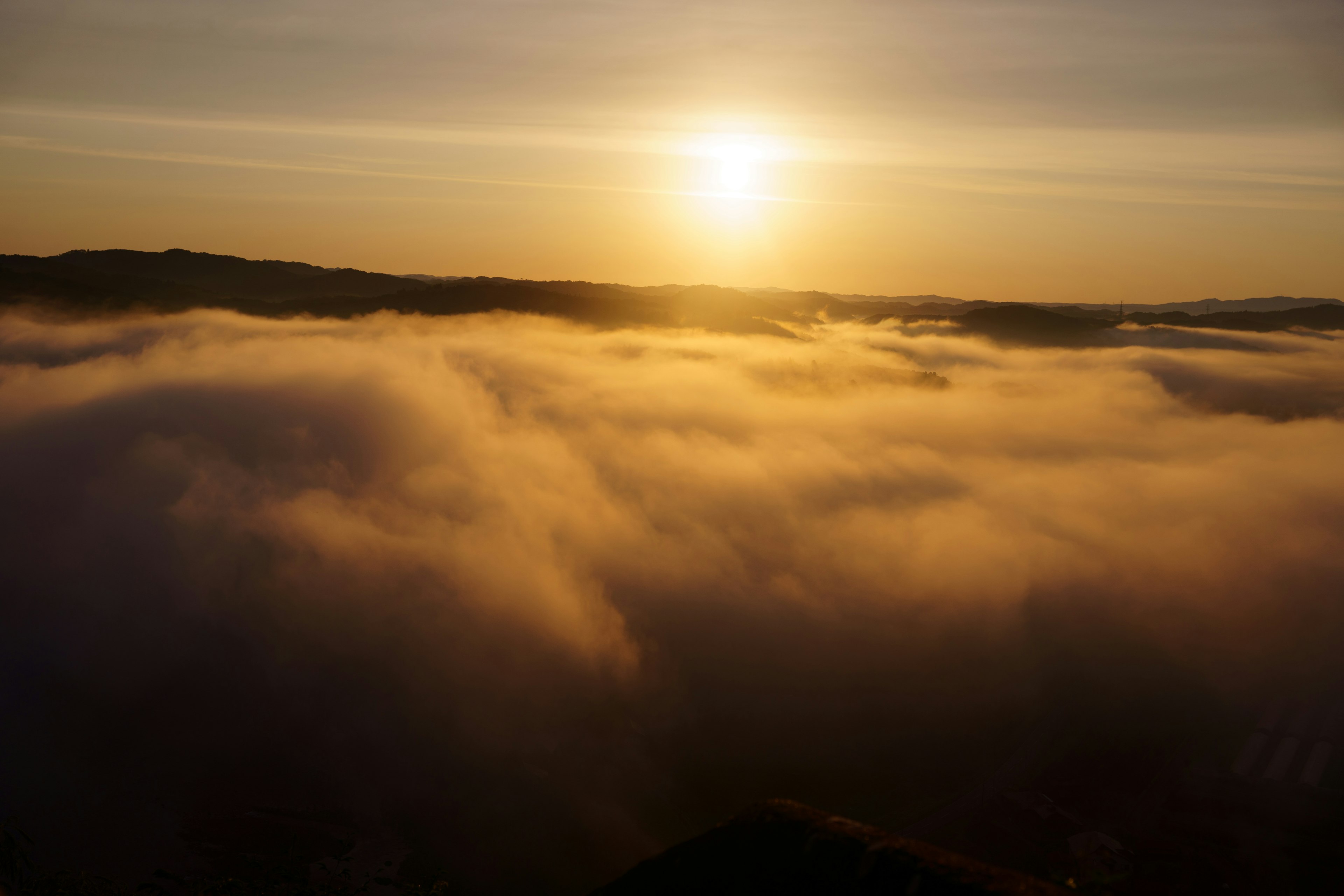 Lever de soleil sur une mer de nuages