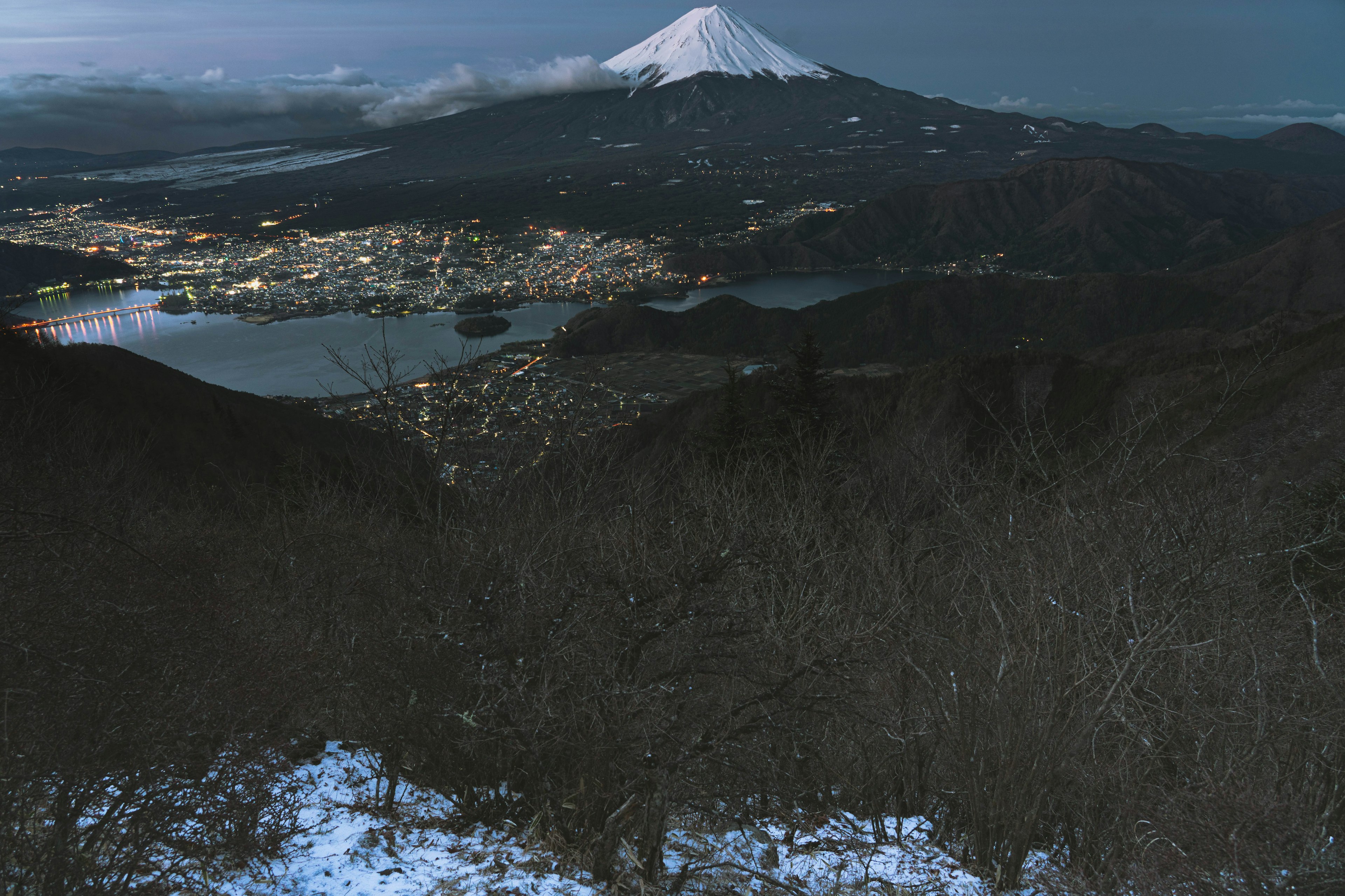 Nachtansicht des Fuji und der Seen im Winter