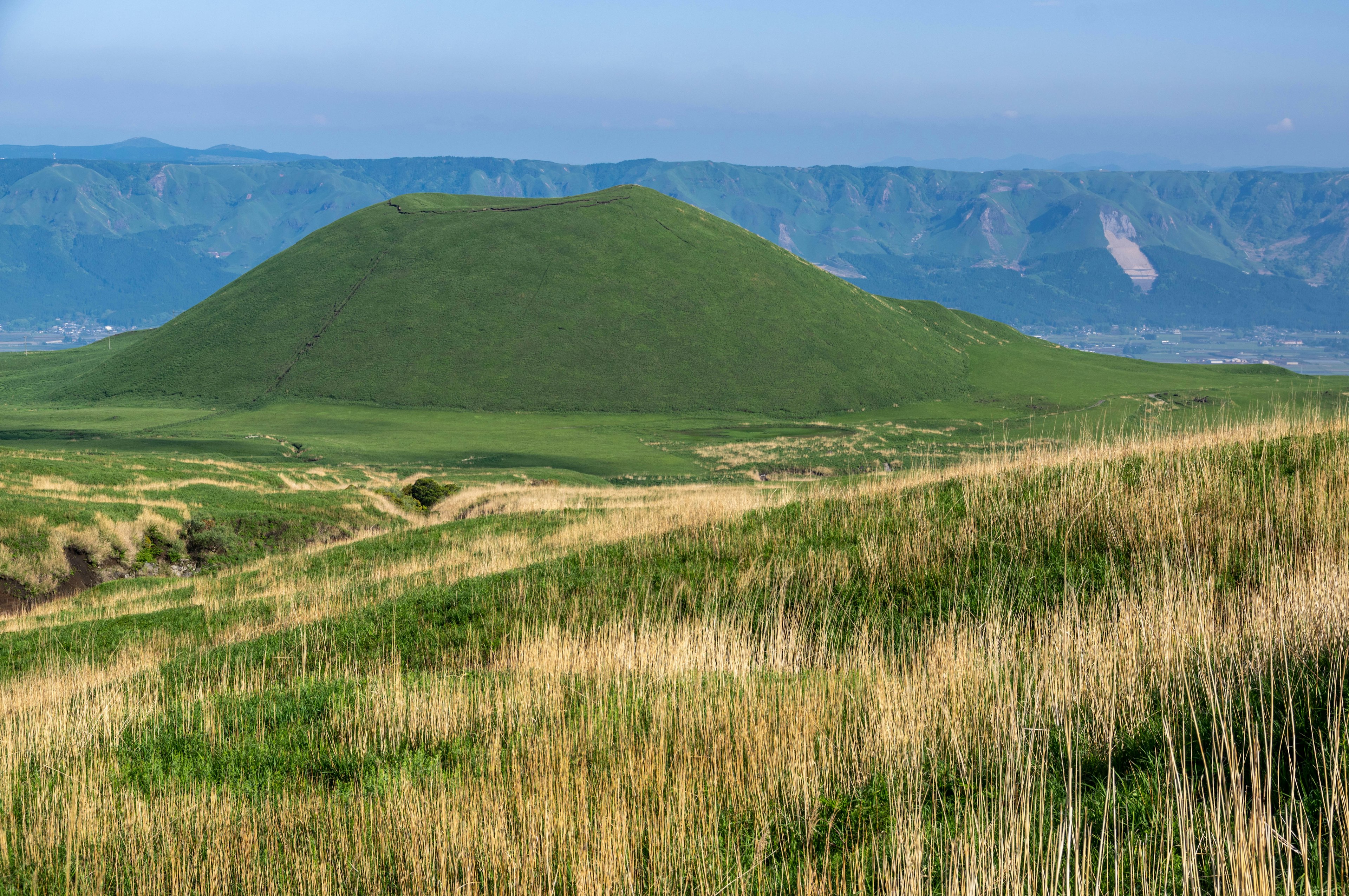 緑の丘と周囲の草原の風景