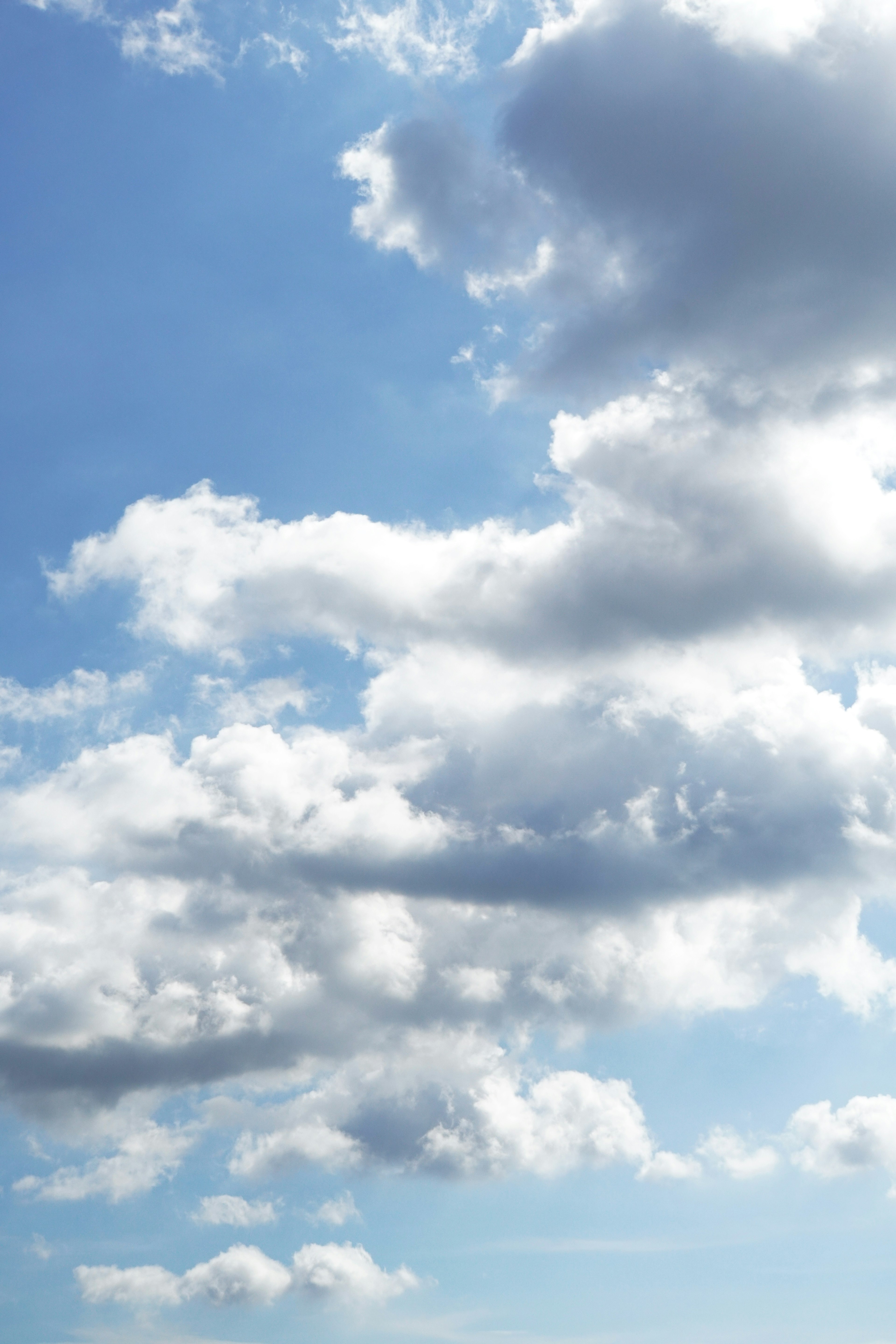 Weiße Wolken, die in einem blauen Himmel schweben