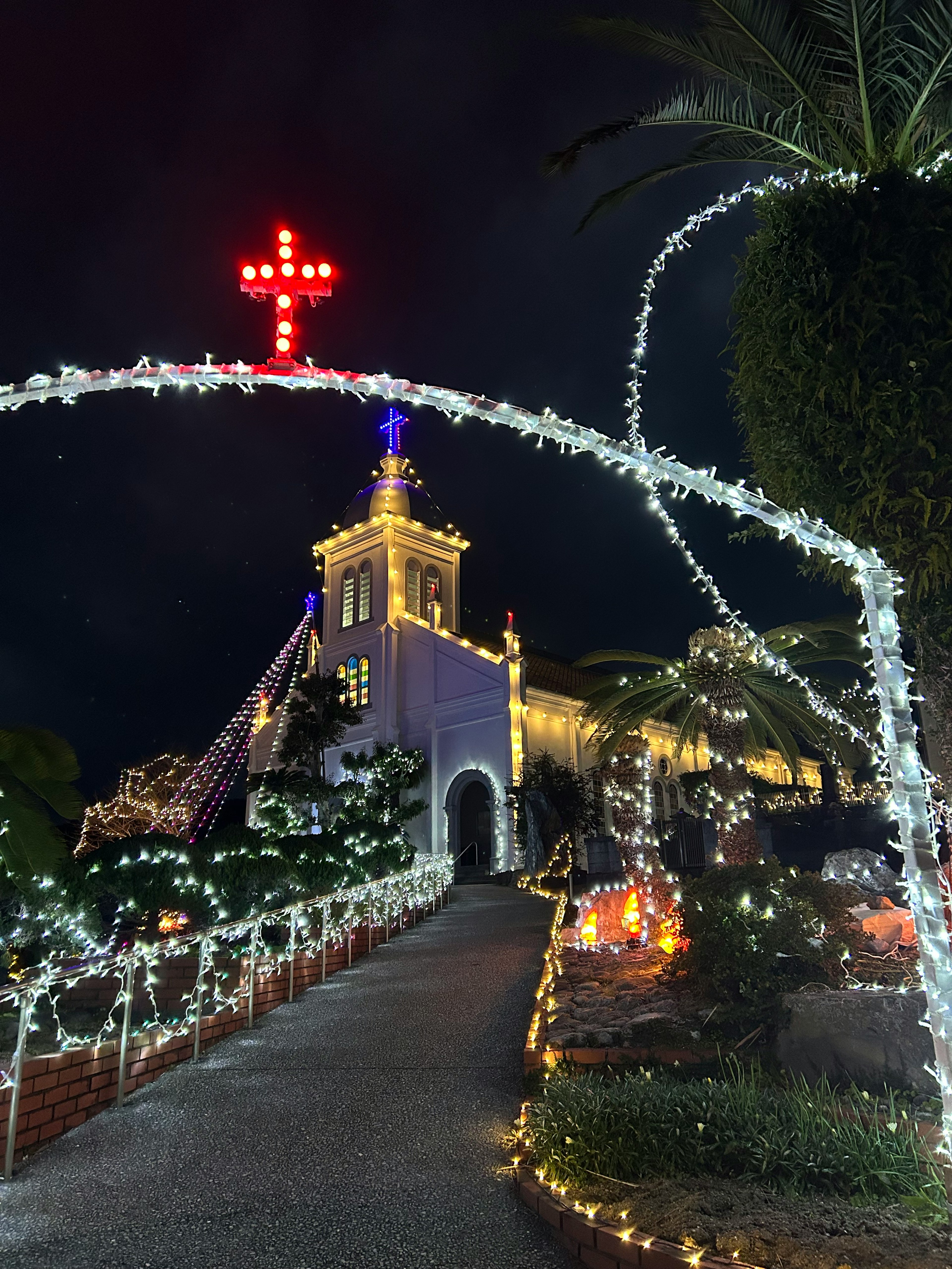 Eksterior gereja yang diterangi di malam hari dengan dekorasi yang indah