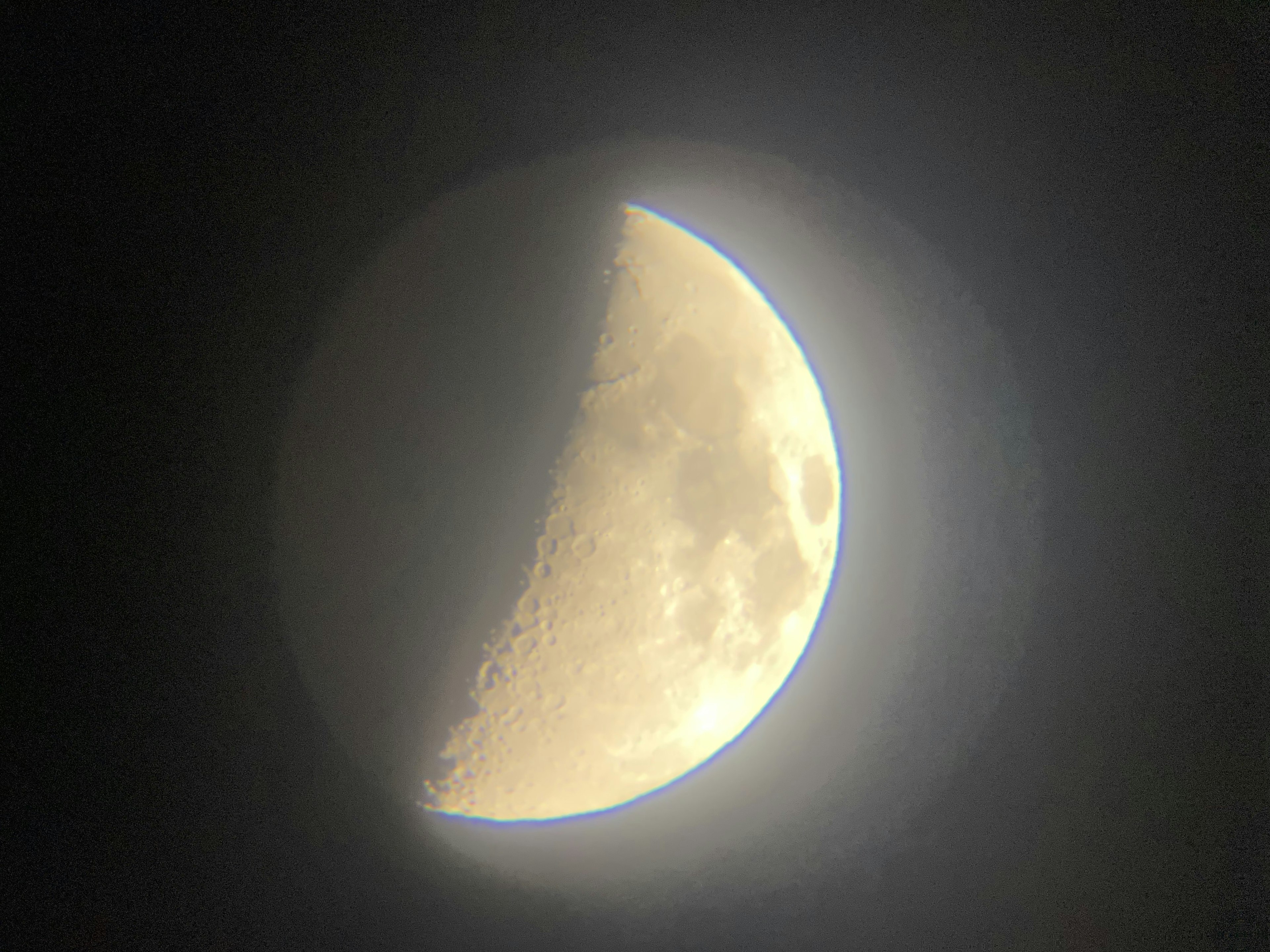 Zunehmender Mond schwebt in einem schönen Nachthimmel mit dünnen Wolken