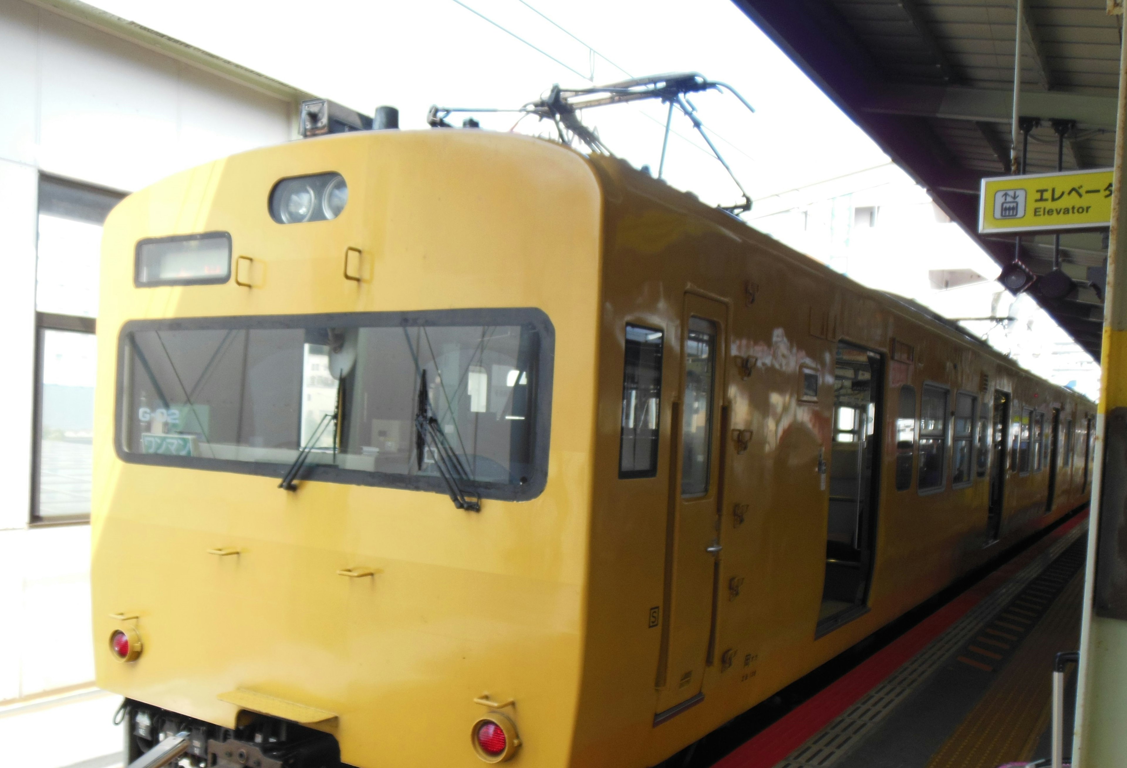 Tren amarillo estacionado en la estación