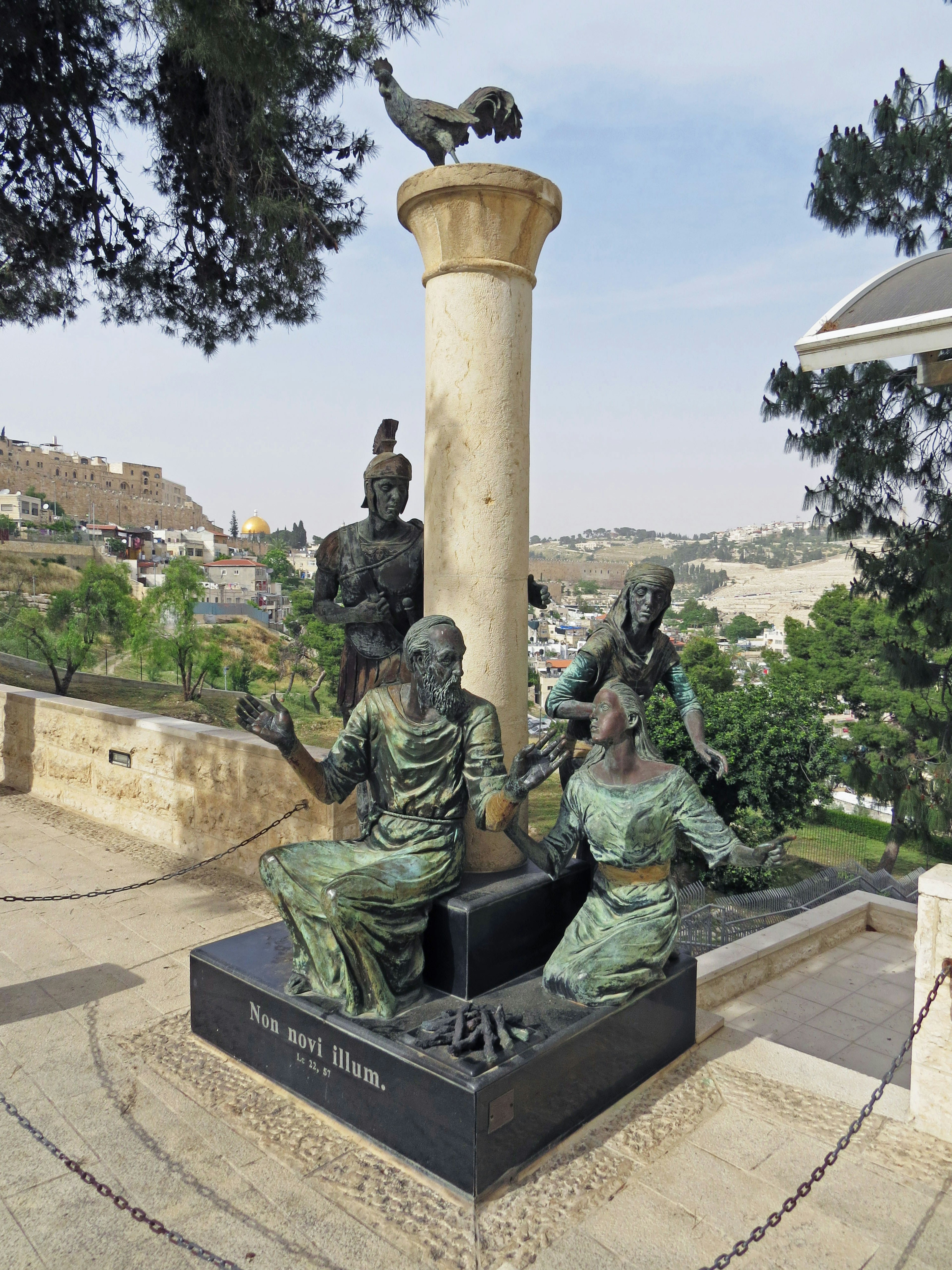 Skulpturengruppe mit einer Säule und Figuren in einer malerischen Umgebung