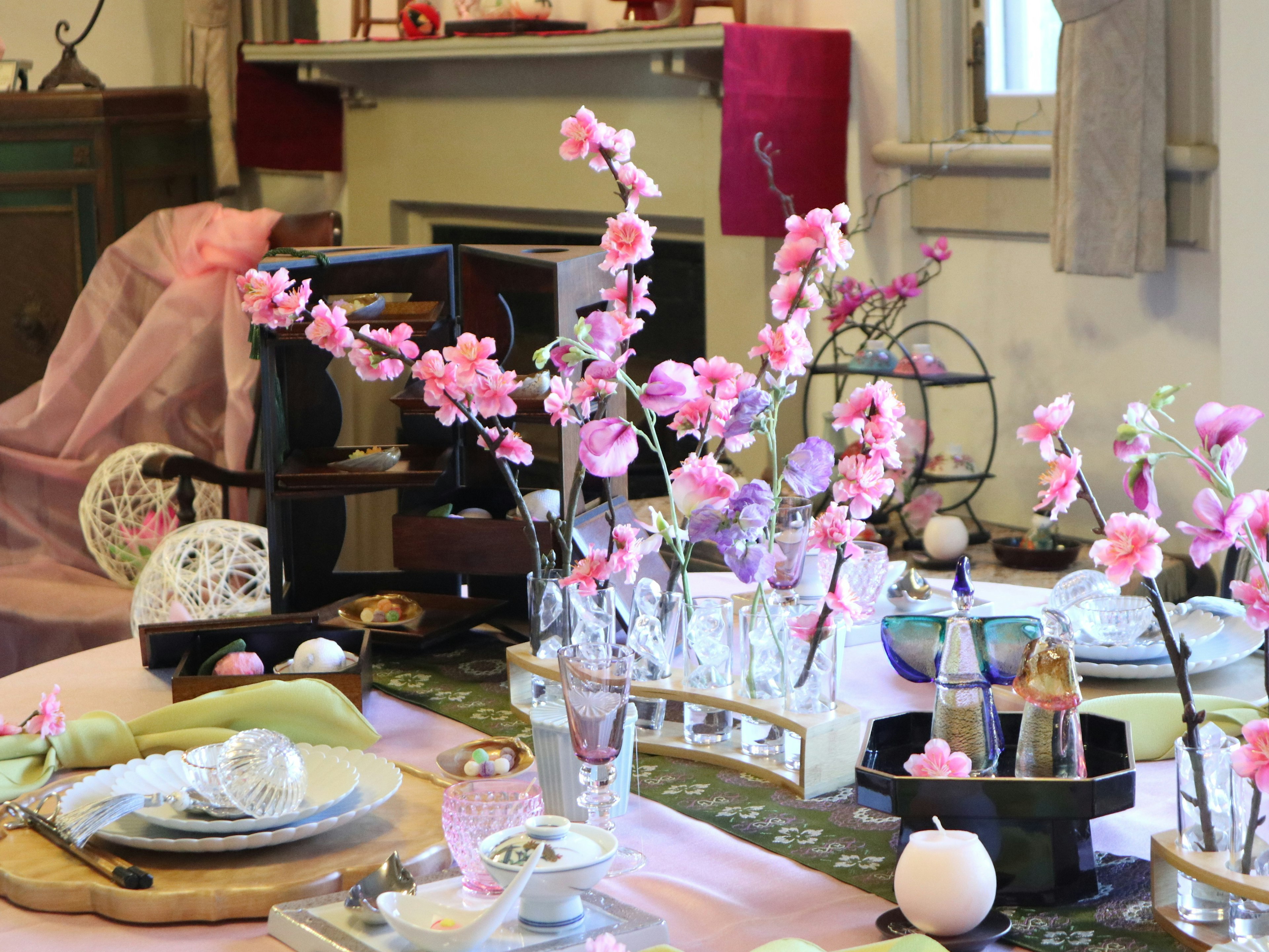 Mise en place élégante avec des fleurs roses et des plats décoratifs