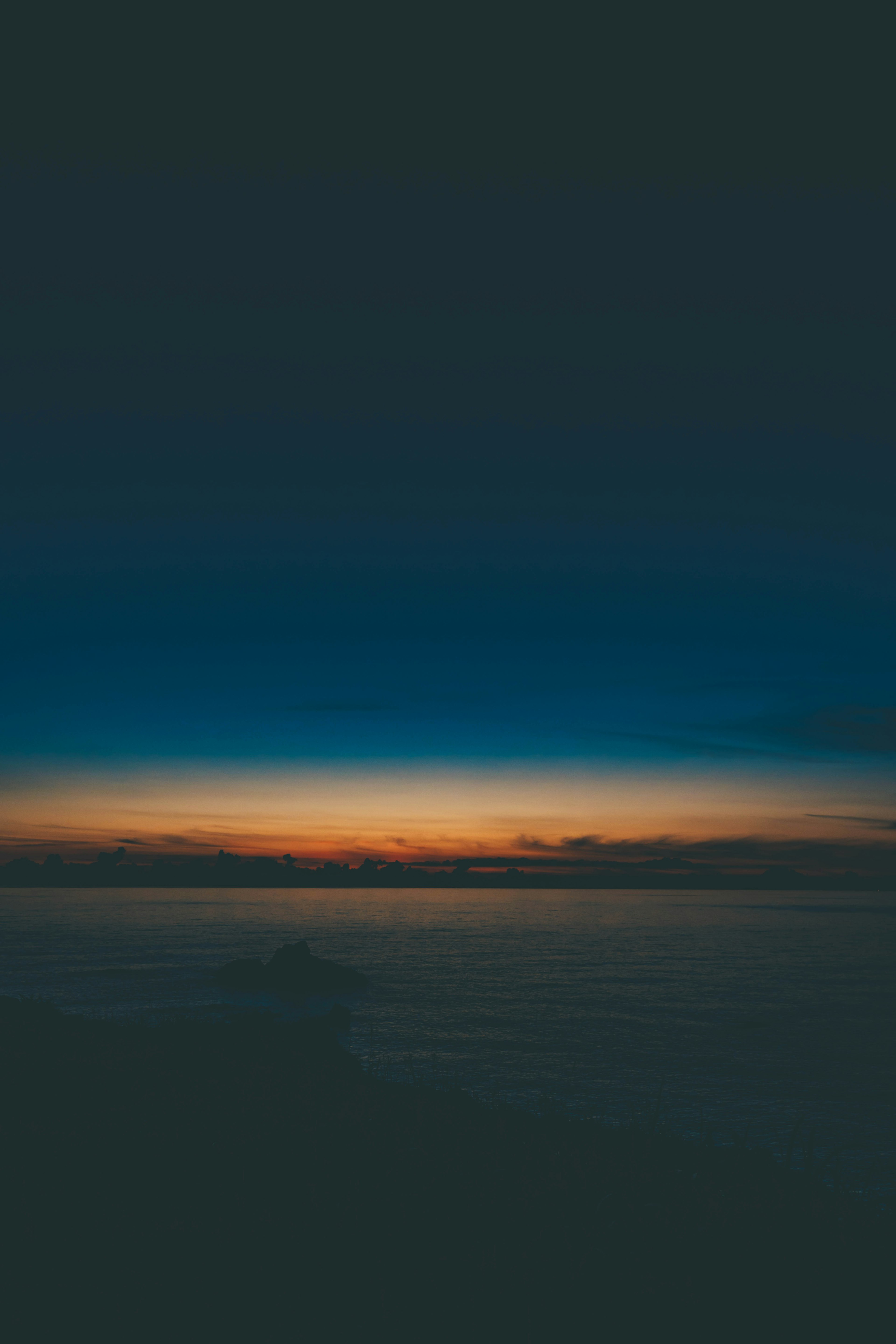 Coucher de soleil sur l'océan dégradé bleu et orange