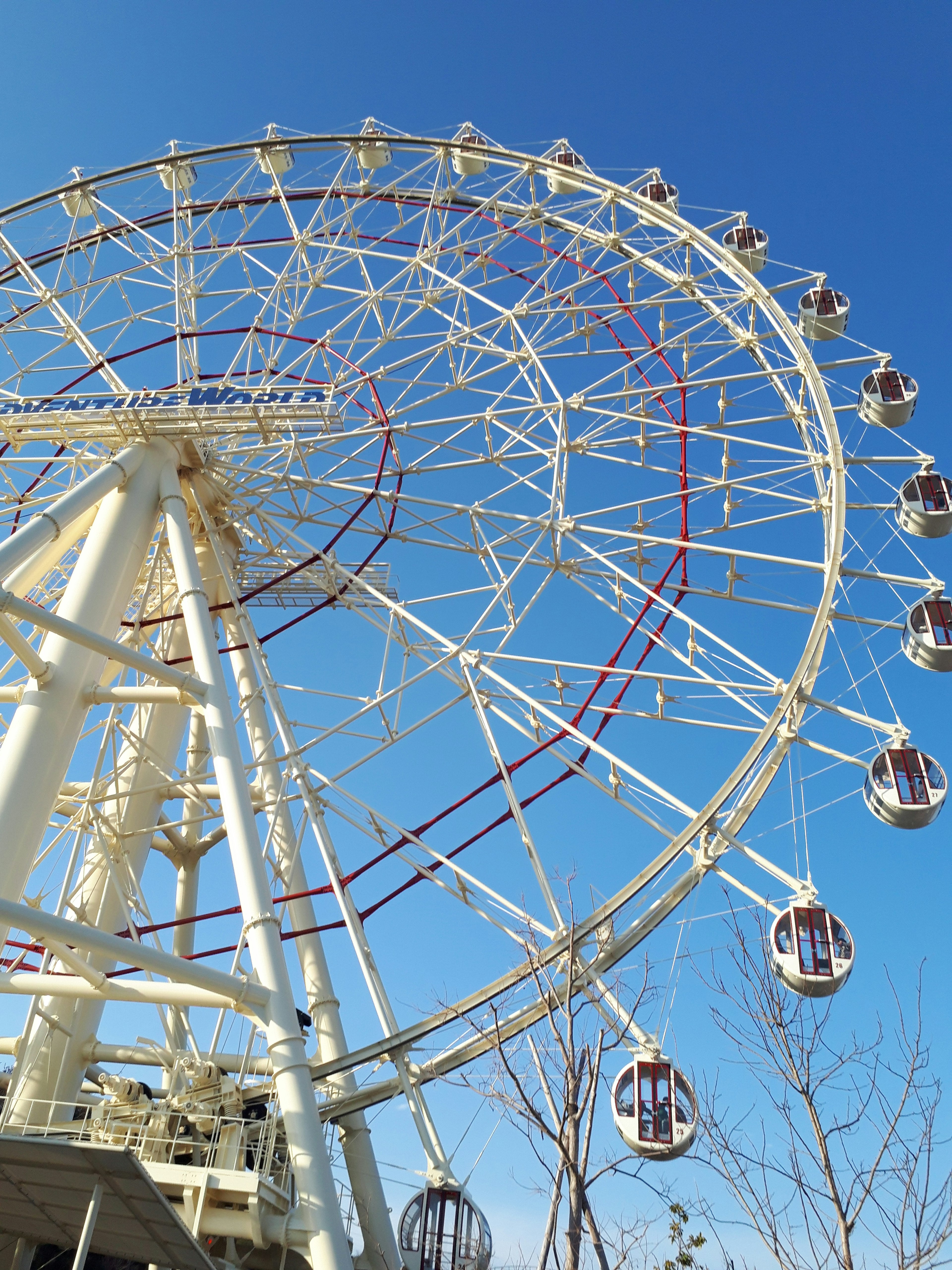 Grande roue surplombant un ciel bleu clair